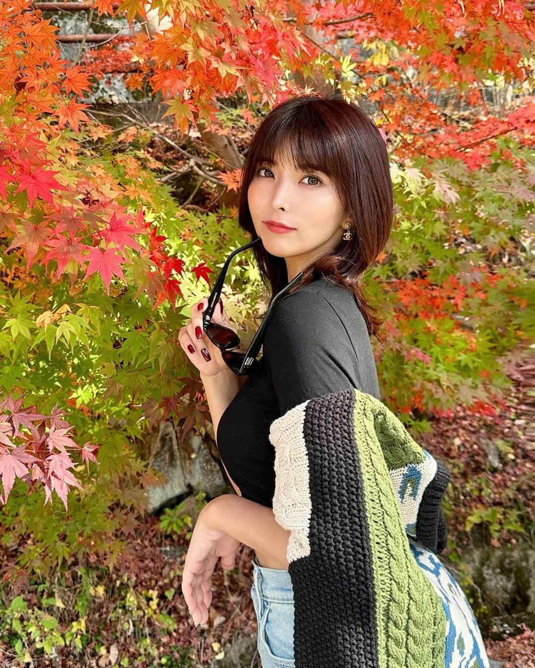 ききまるのインスタグラム：「紅葉の季節🍁 . .  . -—————————  ききまる♡自己紹介  💠インスタ歴10年現在フォロワー45万人 💠猫と犬と東京のど真ん中で暮らす26歳 💠事務所無所属(フリーランス) 💠TikTok & Twitter & Therdsも ㊙️ファンサイト開設しました❤️‍🔥 ハイライトの『裏垢』からチェックしてね . フォロー、保存、コメント嬉しいです✨       (((( 　@kikigram_97 ))))   ——————————  . #岐阜旅行　#岐阜観光　#飛騨高山　#飛騨高山旅行 #飛騨高山紅葉 #紅葉　#紅葉狩り #紅葉スポット #紅葉シーズン #紅葉🍁 #gifu #giftrip #gifujapan #hidatakayama #hidatakayamamemories #takayama #hieshrine  #japantravel #japantrip #japanlife #japanphoto #japanstyle #japanphotography #japantravelphoto #japannature」