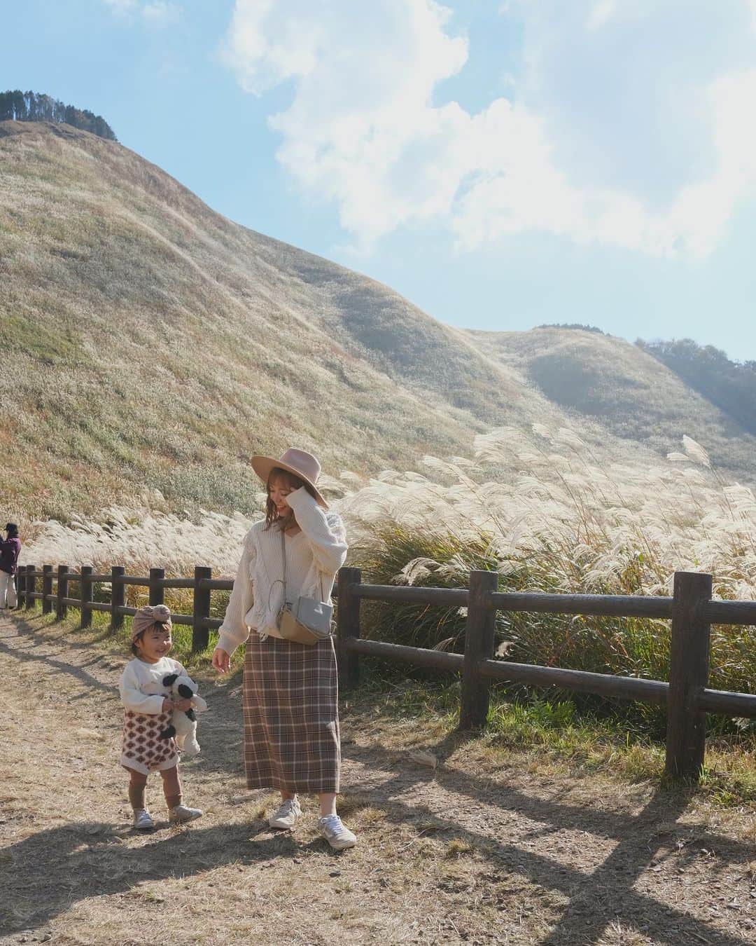 AYAのインスタグラム：「_ すすき🌾  めっちゃ良い天気で気持ち良かったけど ほんまに強風すぎて何回もハット飛んでいった😲  👧🏽は広い高原で嬉しくて走り回っておりました もちろん途中でイヤイヤもありますた 途中でこけて鼻擦りむいて真っ赤です😰  落ちてる🌾持って掃除してるの🧹笑った  帰りの🍠美味しかったなぁ〜〜  #詩珠diary」