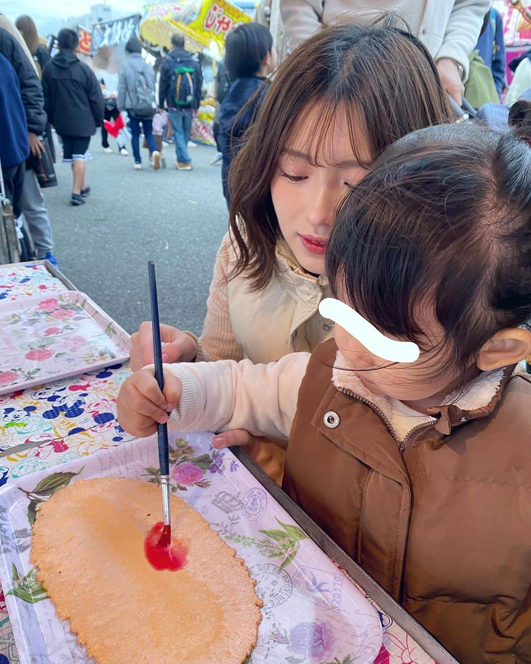 青木菜花さんのインスタグラム写真 - (青木菜花Instagram)「⁡ ⁡ ⁡ 屋台いっぱいで楽しかった〜☺️🌼 ⁡ だいぶこれやりたいー！とか 欲しいものとか意思表示できるように なってきたなぁ😭 ⁡ こっちゃんのポムポムプリンの言い方が 大好き🤣🤣 ⁡ 落書きせんべいの筆の持ち方 綺麗すぎて驚いた😮💕笑」11月15日 19時46分 - nanoka_0711