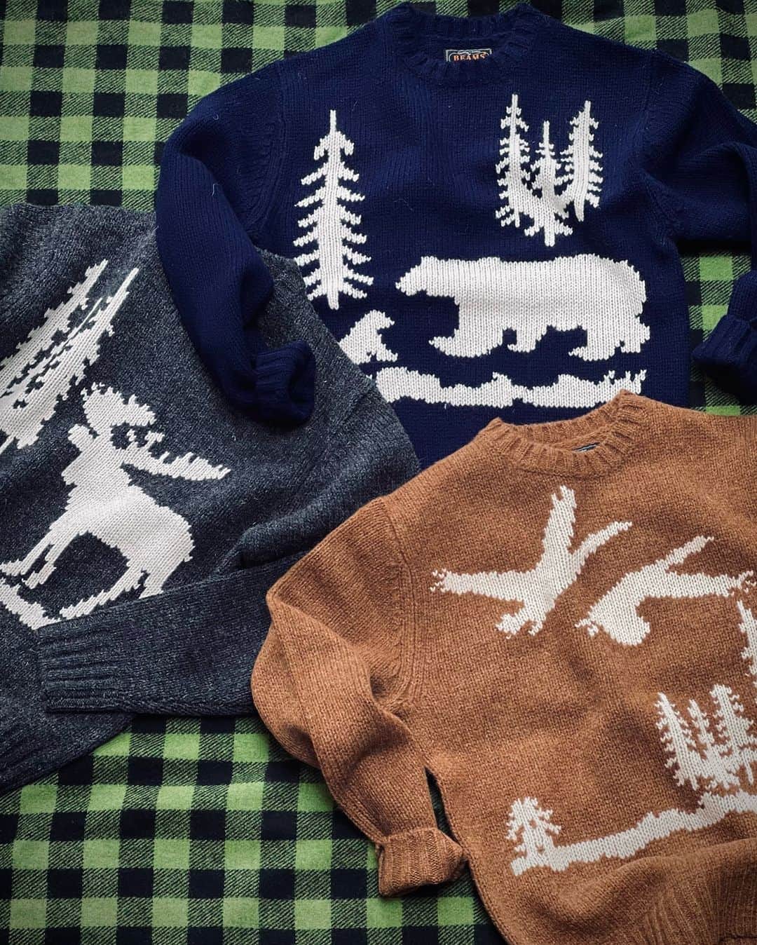 BEAMS+のインスタグラム：「BEAMS PLUS RECOMMEND   〈 BEAMS PLUS 〉  Intarsia Knit.  This knitwear is made using the "intarsia" method, which has a beautiful pattern that attracts the eye. The light and comfortable feel of this knitwear made of Shetland wool is very appealing. This item has a classic outdoorsy mood.  -------------------------------------  綺麗な柄が目を惹く"インターシャ"という製法のニットウェア。シェトランドウールを使用した軽快な着心地が魅力的。クラシックアウトドアなムードが漂う一品です。   #beams #beamsplus #beamsplusharajuku  #mensfashion #knit #knitwear」
