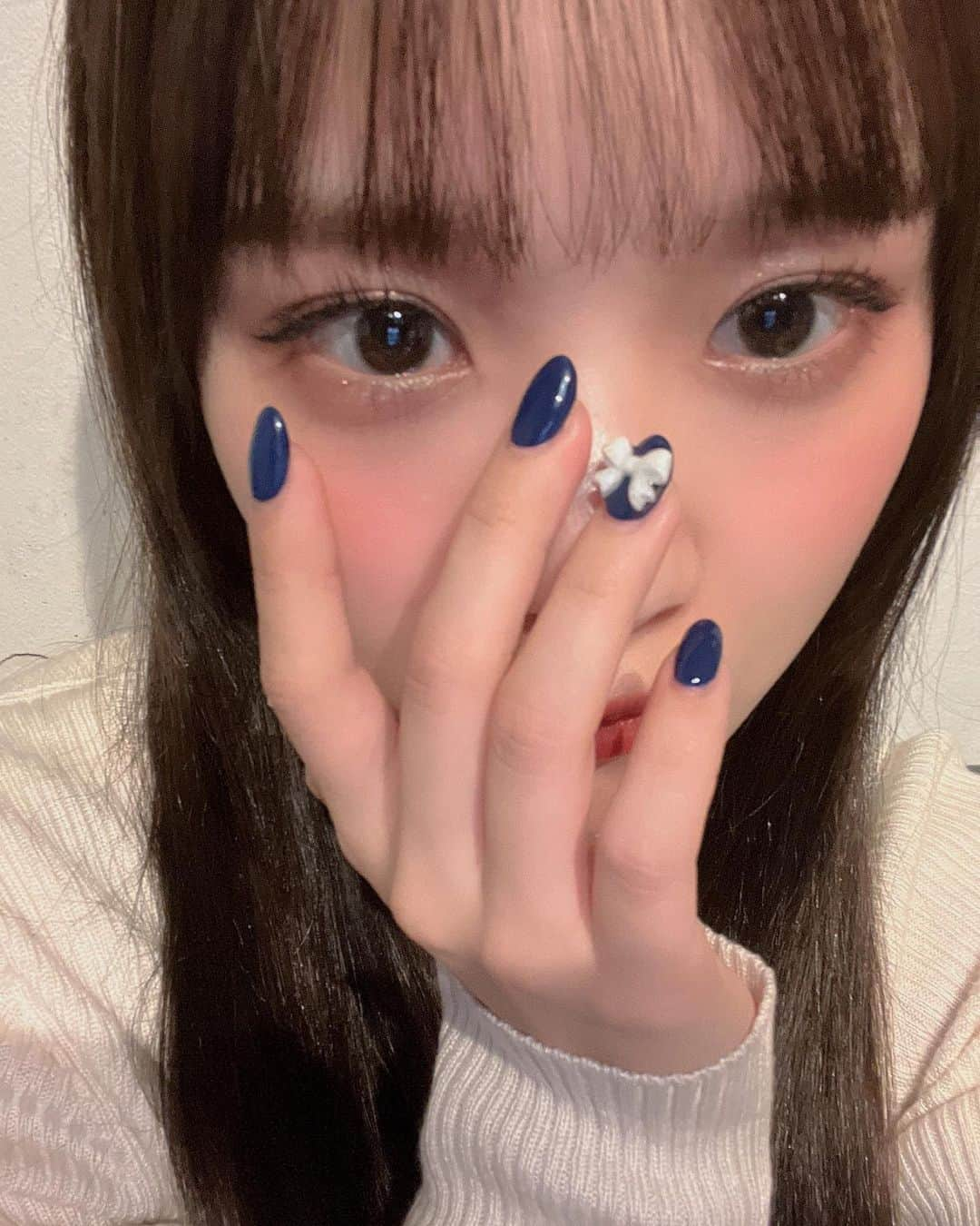 稲場愛香のインスタグラム：「💙୨୧⑅ ⁡ 今回のネイルはいつもとちょっと違う感じでした！ ⁡ 人に会う度ほめられて嬉しかった🙋🏻‍♀️♥ ⁡ ⁡ ⁡ #ネイル #ジェルネイル #リボンネイル  #ネイビーにしたんだけど #ブルーっぽくなった 🦋 #シンプルネイル #稲場愛香」