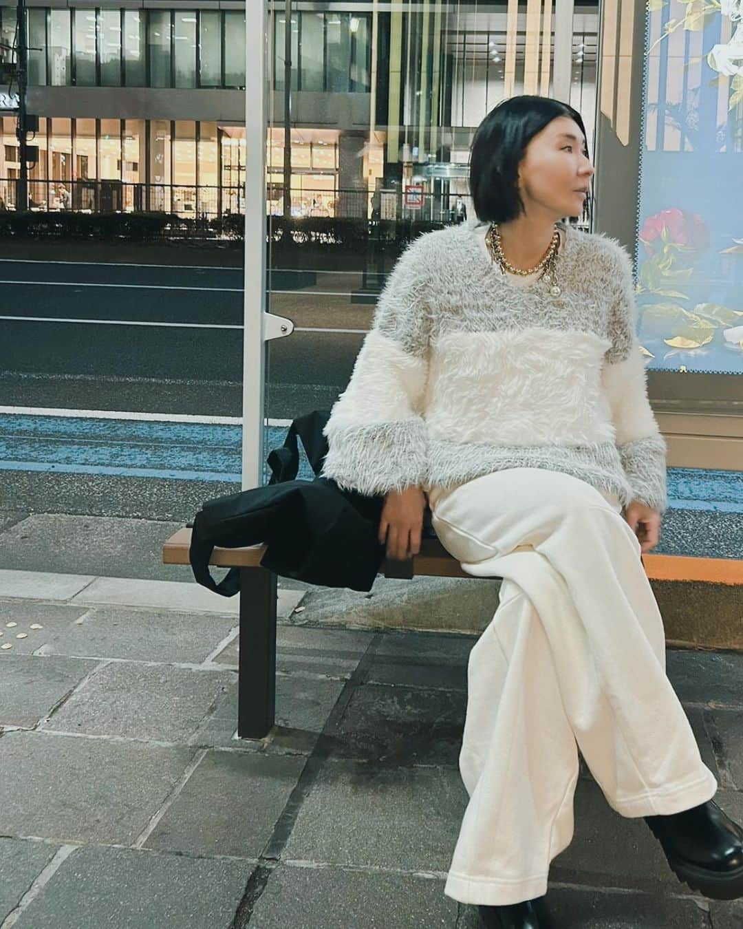 白幡啓のインスタグラム：「数年前にショッキングピンク🩷が大人気 だったフェザーニットがリバイバル❣️❣️ 今回は熱いリクエストにお応えいたしまして、 ピンク🩷とこの薄いグレー🩶で登場です😊 この日はコクーンシルエットのスエットで 淡い色でまとめてみました❤️ どんなボトムにも合わせやすい主役級のニットは冬の即戦力💪間違いなし🥰」