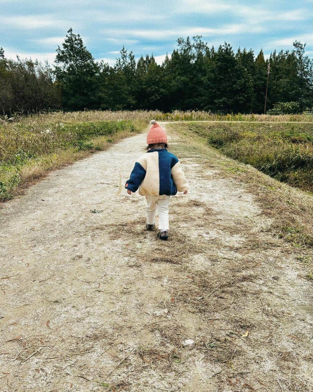 山田みみのインスタグラム：「. ⁡ 2歳半お嬢と1歳1ヶ月お嬢 ⁡ 撮り方も季節も加工も全然違うお陰で カッケェ写真になっちゃったけど…www ⁡ 同じ場所で撮りました📷www(自分がツボ) ⁡ 貫禄3倍増しでお届けします  東京の水元公園、春秋のお花が楽しめる時期とか 撮影でもよく来てたんだけど、広くて回り切れた試しがない🙄  ⁡ ⁡ ⁡ ⁡ ⁡ ⁡ ⁡ #女の子ママ #赤ちゃんのいる生活 #ベビスタグラム #ママスタグラム #2歳 #公式たまひよグラマー #イヤイヤ期」