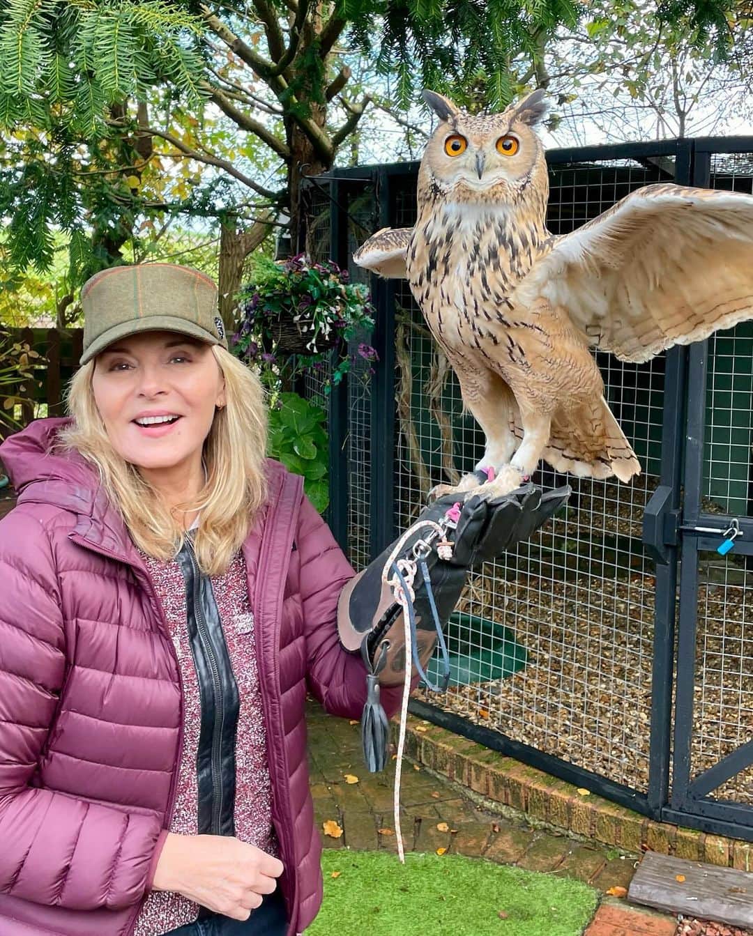 キム・キャトラルのインスタグラム：「A huge thank you to Sandra and Darwin for a wonderful and informative visit to ‘Happisburgh Owls’ @happisburghowls1 and their beautiful, friendly owls 🦉Drop by!  #happisburghowls」