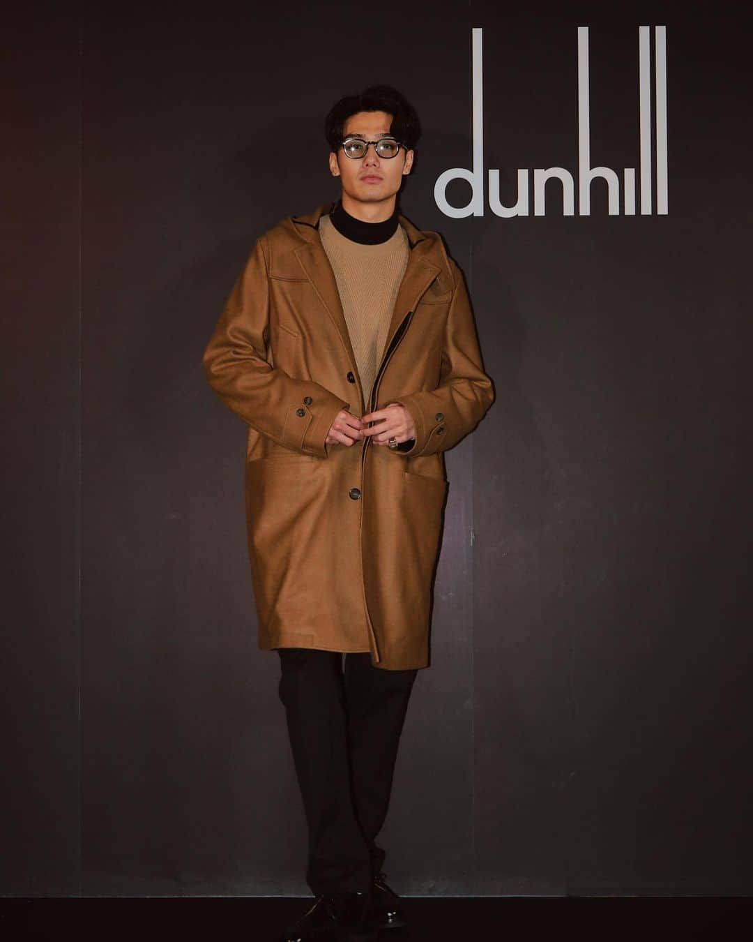 鈴々木響のインスタグラム：「dunhill 130 year anniversary party  今年で創業130周年を迎えるダンヒル。  その130周年を祝し、九段ハウスで開催された一夜限りのイベントに招待して頂きました。  長い歴史を持つブランドならではの貴重ななアーカイブが多数展示されており、男心をくすぐられるものばかりでした。  特にその中でも、白檀や伽羅などの香木をたいて香りを”聞く”香道体験がとても印象的でした。 どこか懐かしいような香りを聞くことができてとても貴重な体験になりました。  @dunhill   #dunhill130 #PR」