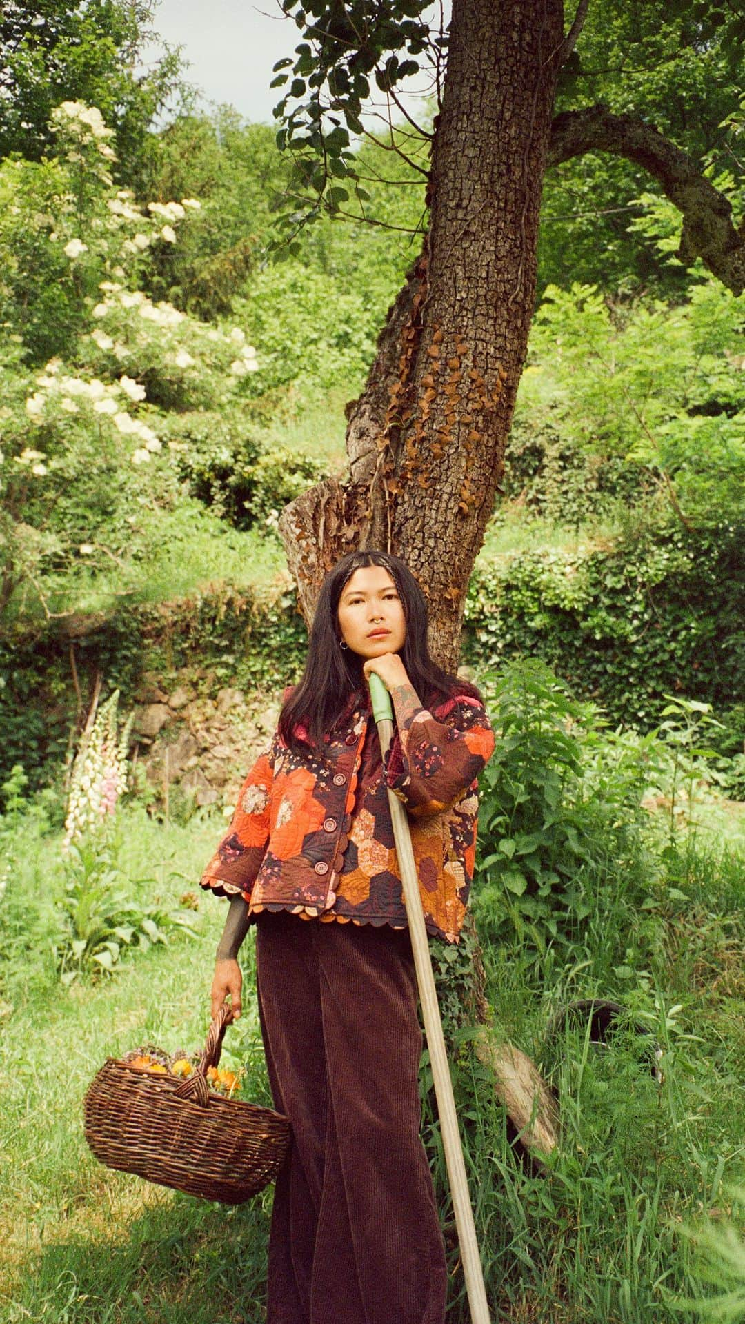 マヌーシュのインスタグラム：「La fille du potager 🥕🥦 @anhwisle wears our amazing Patchwork Medieval jacket in her mountain garden.」