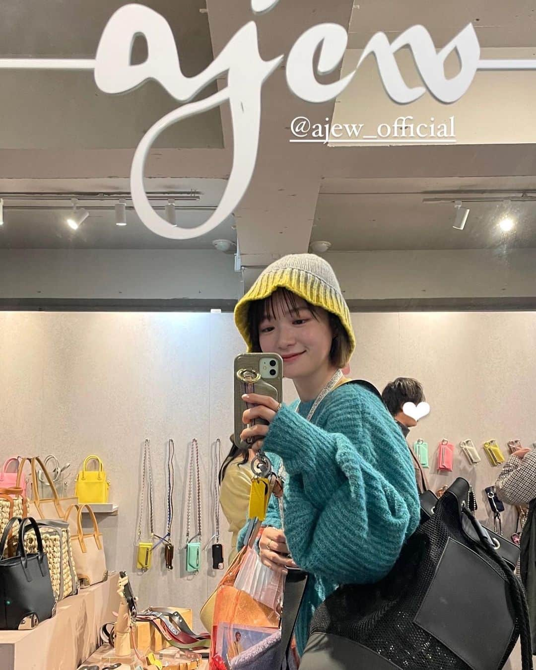 いしだちひろさんのインスタグラム写真 - (いしだちひろInstagram)「寒いのでモコモコしながら🧶  冬でもカラフルでいたいので 今日はブルー系で活動しました🫐笑 ニットとミトンの組み合わせ◎ @unitage_official   ずーっと愛用している @ajew_official の展示会では 今回は初のベージュをオーダーした！  そして夜は、 @meishin_haricchi にて よもぎ蒸し&体に鍼とお灸と温熱療法をして貰って ポカポカ🧖‍♀️🧖‍♀️ 体軽くなったしびっくりするくらい汗をかけて 気持ちよかったー！ いつもありがとうございます！！ @kawabenao  今日は夜ご飯も鍋にして温かくして寝ます🤭」11月15日 19時49分 - ichi__da