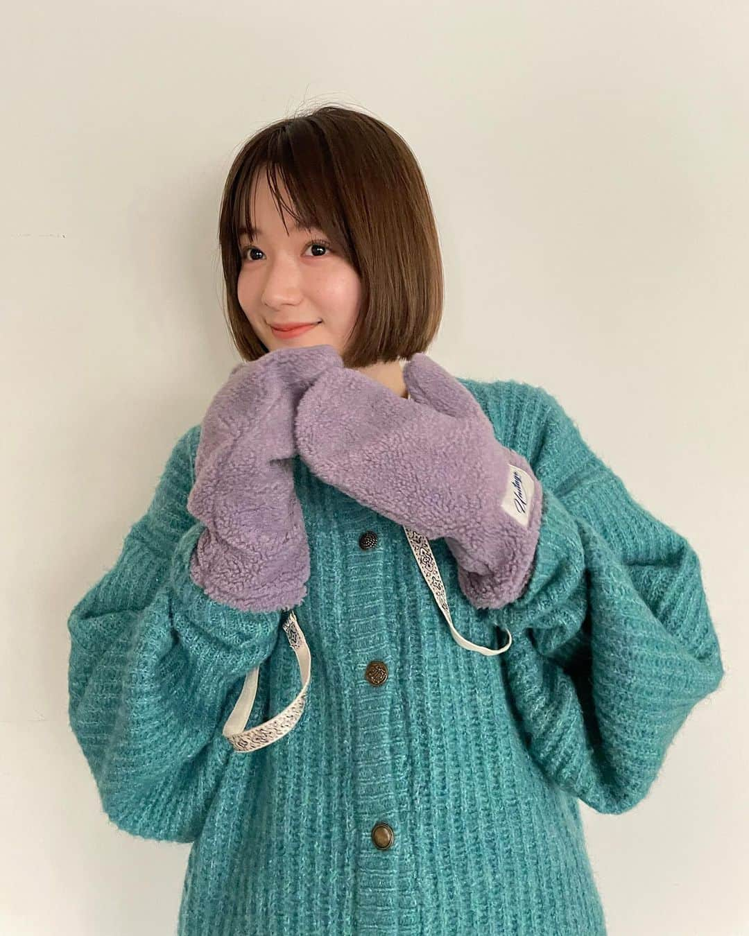 いしだちひろさんのインスタグラム写真 - (いしだちひろInstagram)「寒いのでモコモコしながら🧶  冬でもカラフルでいたいので 今日はブルー系で活動しました🫐笑 ニットとミトンの組み合わせ◎ @unitage_official   ずーっと愛用している @ajew_official の展示会では 今回は初のベージュをオーダーした！  そして夜は、 @meishin_haricchi にて よもぎ蒸し&体に鍼とお灸と温熱療法をして貰って ポカポカ🧖‍♀️🧖‍♀️ 体軽くなったしびっくりするくらい汗をかけて 気持ちよかったー！ いつもありがとうございます！！ @kawabenao  今日は夜ご飯も鍋にして温かくして寝ます🤭」11月15日 19時49分 - ichi__da