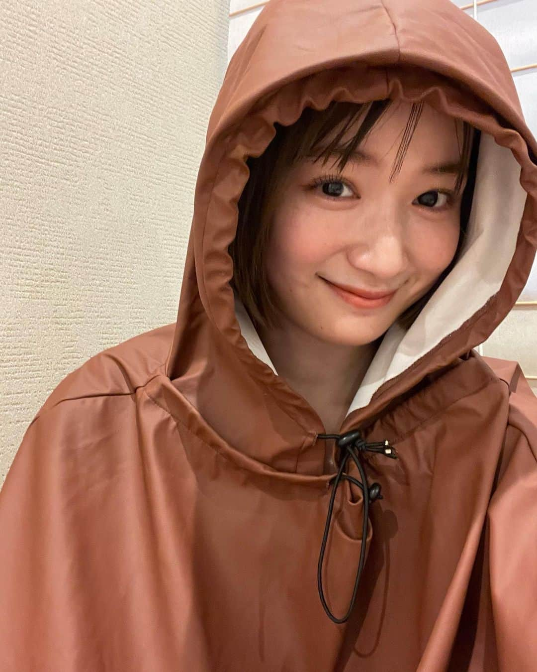 いしだちひろさんのインスタグラム写真 - (いしだちひろInstagram)「寒いのでモコモコしながら🧶  冬でもカラフルでいたいので 今日はブルー系で活動しました🫐笑 ニットとミトンの組み合わせ◎ @unitage_official   ずーっと愛用している @ajew_official の展示会では 今回は初のベージュをオーダーした！  そして夜は、 @meishin_haricchi にて よもぎ蒸し&体に鍼とお灸と温熱療法をして貰って ポカポカ🧖‍♀️🧖‍♀️ 体軽くなったしびっくりするくらい汗をかけて 気持ちよかったー！ いつもありがとうございます！！ @kawabenao  今日は夜ご飯も鍋にして温かくして寝ます🤭」11月15日 19時49分 - ichi__da