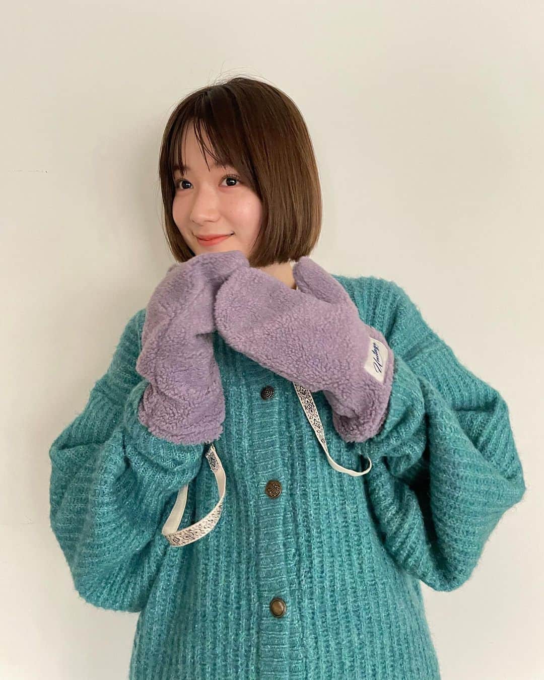 いしだちひろのインスタグラム：「寒いのでモコモコしながら🧶  冬でもカラフルでいたいので 今日はブルー系で活動しました🫐笑 ニットとミトンの組み合わせ◎ @unitage_official   ずーっと愛用している @ajew_official の展示会では 今回は初のベージュをオーダーした！  そして夜は、 @meishin_haricchi にて よもぎ蒸し&体に鍼とお灸と温熱療法をして貰って ポカポカ🧖‍♀️🧖‍♀️ 体軽くなったしびっくりするくらい汗をかけて 気持ちよかったー！ いつもありがとうございます！！ @kawabenao  今日は夜ご飯も鍋にして温かくして寝ます🤭」