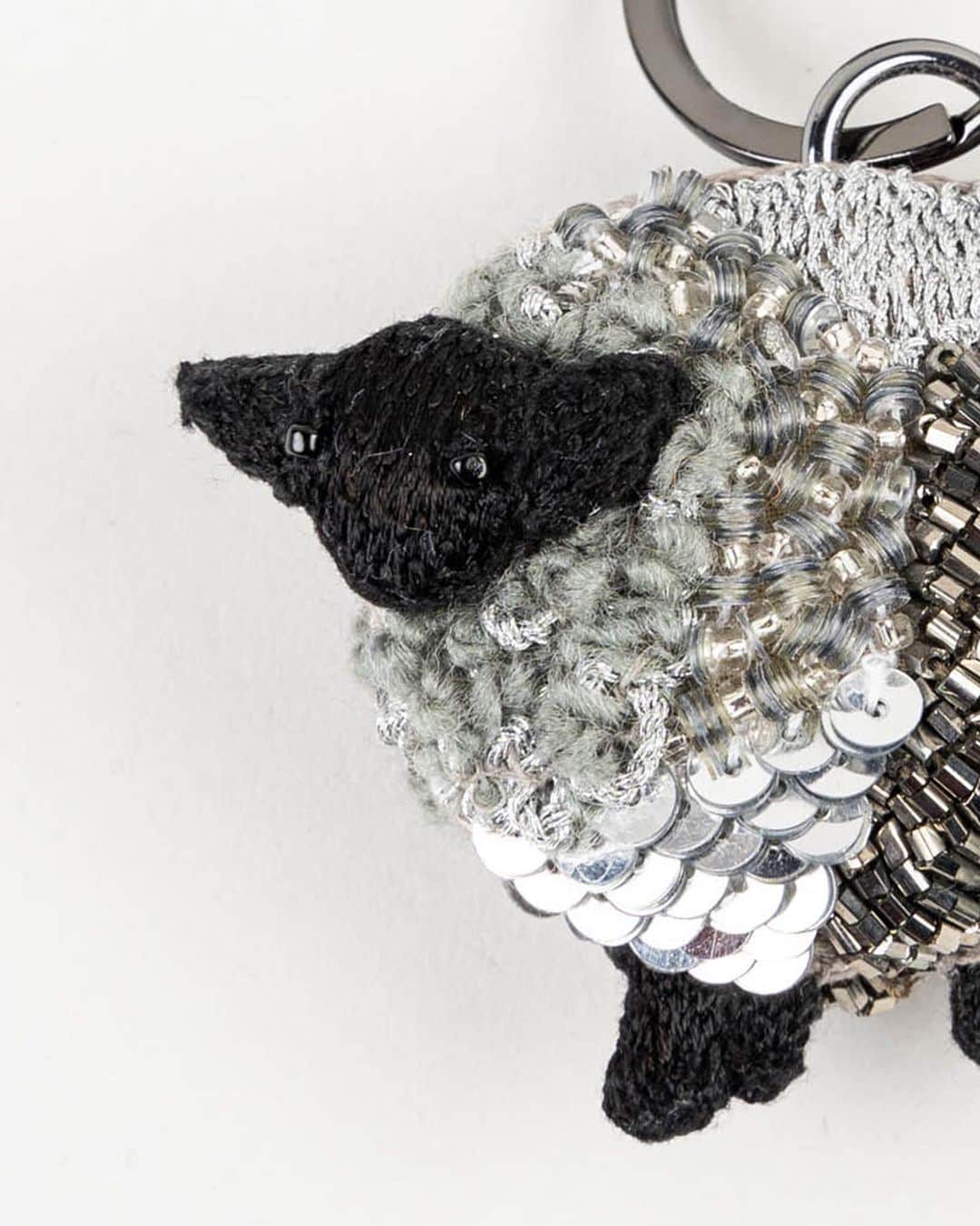 ジャマンピュエッシュさんのインスタグラム写真 - (ジャマンピュエッシュInstagram)「Count the sheep 🐑 #jaminpuech #sheepkeychain #embroidery #keychain」11月15日 19時49分 - jaminpuech