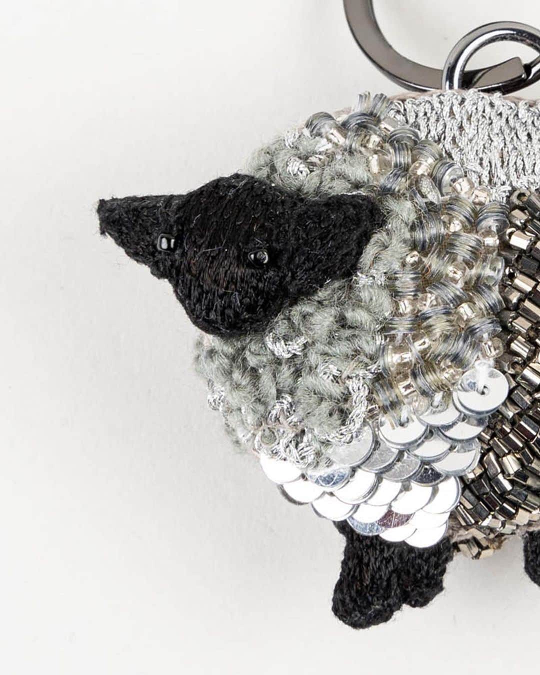 ジャマンピュエッシュのインスタグラム：「Count the sheep 🐑 #jaminpuech #sheepkeychain #embroidery #keychain」