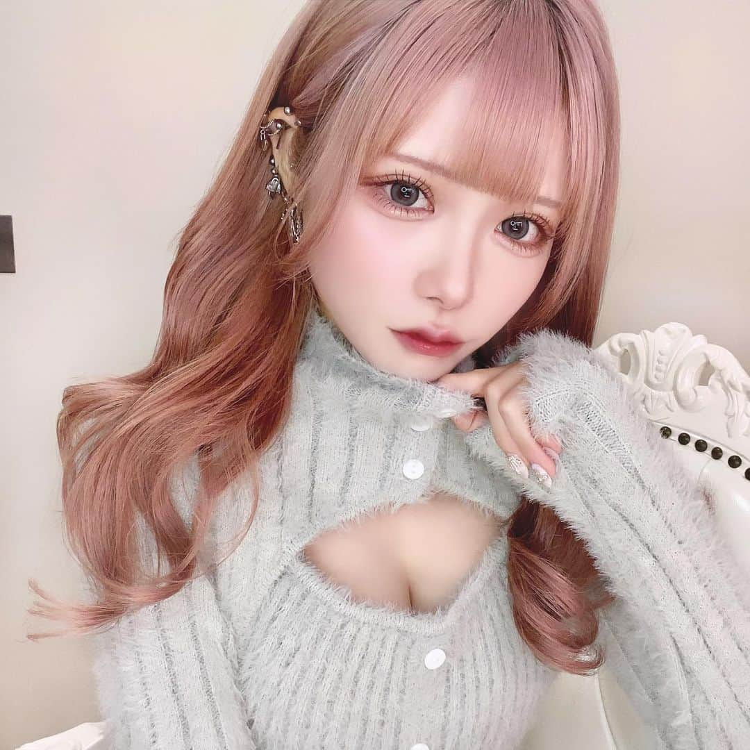 Yuupyonのインスタグラム：「👚🦋 ⁡ お姉さん？？ ⁡ ハイネック苦手やけど可愛くてゲットしてしまった🥺 めっちゃあったかいしふわふわで好き😭 ピンクもあるんやけどピンクも買うか検討中 これ当たり商品です  2023 SHEIN11/11ビッグセールやってるから 下のクーポンコードも使うとめっちゃお得に買えるよー！  @shein_japan  🔍22662478 ⁡  🩷クーポンコード【BFJP280】 (extra 15%~20% off, valid until 12/31) ⁡ 是非使ってね〜🎶 ⁡ ⁡ #pr#shein購入品#shein#winter#winterfashion#knit#ニット#シーイン#シーイン購入品#シーインコーデ#ニット#冬服#ハイネック#SHEINforAll #SHEINblackfriday #SHEINGoodFinds #loveshein #saveinstyle」