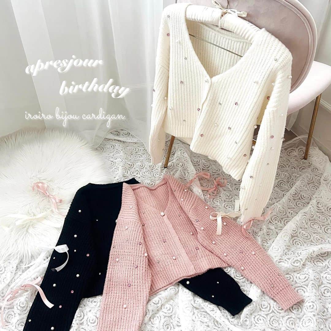 apres jour(アプレジュール) のインスタグラム：「【 𝐚𝐩𝐫𝐞𝐬 𝐣𝐨𝐮𝐫 🎀 𝟔𝐭𝐡 𝐚𝐧𝐧𝐢𝐯𝐞𝐫𝐬𝐚𝐫𝐲 🎂 】　 発売前から大反響💞 ⁡ 11/16(thu)21:00〜release🧸 ⁡ ◆いろいろビジューが詰まった贅沢カーディガンが登場♡ ⁡ 形や色、大きさなどさまざまな種類のビジューとパールが付いた特別感あるアイテム♪ 背後までたっぷりとビジューを散りばめた1枚で映えるカーディガンです！  フロントパールボタンの仕様なので、 開けて羽織りとしても閉めて1枚のトップスたしても活躍いたします。 Vネックなのでボウタイブラウスやインナーを見せるスタイリングも 可愛く着用いただけます！ ⁡ 再販なしの6周年限定アイテムとなりますのでこの機会に是非♡ ⁡ ⁡ #いろいろビジューカーディガン 商品番号🔎988325 サイズ…F/XL ¥4,995(taxin) ⁡ ⁡ こちらの画像はインスタ用に加工しておりますので、カラーの雰囲気が実際の商品と異なる場合がございます。 商品ページにてカラーのご確認をお願い致します。 ⁡ #ZOZOでしか買えない #アプレジュール #アプレ部」