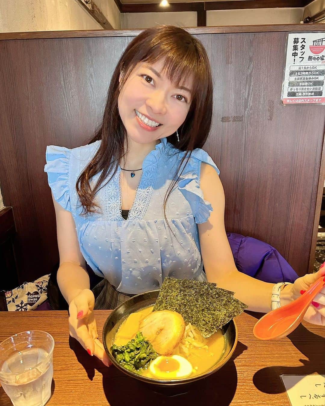 DJ MIYAさんのインスタグラム写真 - (DJ MIYAInstagram)「きゃっほーおおお⭐︎✨🌟今日のお昼は札幌市で 『らーめん　麺GO家　西野本店』さんで美味しいラーメンを食べてきましたーぁぁぁ❤️  ◉醤油豚骨ラーメン　  わぉー！！MIYAは麺は柔らかめで濃さ☞普通  豪華な盛り付けですごぉぉい♡  こってりとしたスープが印象的で濃厚〜！ 中太麺との絡みもよく豪快ですすりやすい❤️  卵も半熟の感じでとっても美味しいしチャーシューもよきー！！！  温かいスープと麺がとても美味しいでーすね( ◠‿◠ ) お店の雰囲気もあたたかくて 楽しいじかんでした♡ テーブル席とカウンター席がありました⭐︎✨  PR @ramen_mengoya  北海道札幌市西区西野四条６丁目２−１澤田ビル 1F　らーめん麺GO家西野店  #麺GO家 #北海道ラーメン #札幌ラーメン屋 #宮の沢グルメ #宮の沢ラーメン #宮の沢駅 #札幌ラーメン #札幌らーめん #ラーメン屋 #らーめん #ラーメン女子 #らーめん女子 #北海道グルメ #北海道グルメ巡り #札幌らーめん #札幌ラーメン #札幌 #北海道 #北海道旅行記 #北海道旅行 #札幌観光 #北海道観光 #旅ブロガー #旅行記 #旅好き女子 #トラベラー #ラー活 #北海道らーめん #北海道ラーメン」11月15日 20時01分 - dj_miya