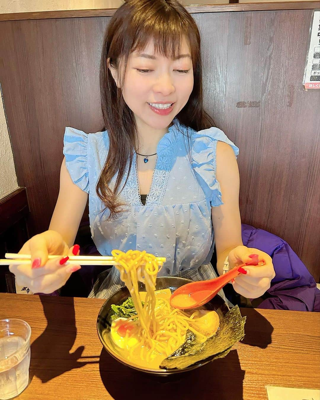 DJ MIYAさんのインスタグラム写真 - (DJ MIYAInstagram)「きゃっほーおおお⭐︎✨🌟今日のお昼は札幌市で 『らーめん　麺GO家　西野本店』さんで美味しいラーメンを食べてきましたーぁぁぁ❤️  ◉醤油豚骨ラーメン　  わぉー！！MIYAは麺は柔らかめで濃さ☞普通  豪華な盛り付けですごぉぉい♡  こってりとしたスープが印象的で濃厚〜！ 中太麺との絡みもよく豪快ですすりやすい❤️  卵も半熟の感じでとっても美味しいしチャーシューもよきー！！！  温かいスープと麺がとても美味しいでーすね( ◠‿◠ ) お店の雰囲気もあたたかくて 楽しいじかんでした♡ テーブル席とカウンター席がありました⭐︎✨  PR @ramen_mengoya  北海道札幌市西区西野四条６丁目２−１澤田ビル 1F　らーめん麺GO家西野店  #麺GO家 #北海道ラーメン #札幌ラーメン屋 #宮の沢グルメ #宮の沢ラーメン #宮の沢駅 #札幌ラーメン #札幌らーめん #ラーメン屋 #らーめん #ラーメン女子 #らーめん女子 #北海道グルメ #北海道グルメ巡り #札幌らーめん #札幌ラーメン #札幌 #北海道 #北海道旅行記 #北海道旅行 #札幌観光 #北海道観光 #旅ブロガー #旅行記 #旅好き女子 #トラベラー #ラー活 #北海道らーめん #北海道ラーメン」11月15日 20時01分 - dj_miya