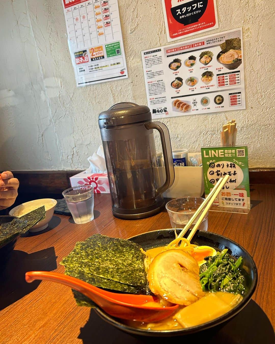 DJ MIYAさんのインスタグラム写真 - (DJ MIYAInstagram)「きゃっほーおおお⭐︎✨🌟今日のお昼は札幌市で 『らーめん　麺GO家　西野本店』さんで美味しいラーメンを食べてきましたーぁぁぁ❤️  ◉醤油豚骨ラーメン　  わぉー！！MIYAは麺は柔らかめで濃さ☞普通  豪華な盛り付けですごぉぉい♡  こってりとしたスープが印象的で濃厚〜！ 中太麺との絡みもよく豪快ですすりやすい❤️  卵も半熟の感じでとっても美味しいしチャーシューもよきー！！！  温かいスープと麺がとても美味しいでーすね( ◠‿◠ ) お店の雰囲気もあたたかくて 楽しいじかんでした♡ テーブル席とカウンター席がありました⭐︎✨  PR @ramen_mengoya  北海道札幌市西区西野四条６丁目２−１澤田ビル 1F　らーめん麺GO家西野店  #麺GO家 #北海道ラーメン #札幌ラーメン屋 #宮の沢グルメ #宮の沢ラーメン #宮の沢駅 #札幌ラーメン #札幌らーめん #ラーメン屋 #らーめん #ラーメン女子 #らーめん女子 #北海道グルメ #北海道グルメ巡り #札幌らーめん #札幌ラーメン #札幌 #北海道 #北海道旅行記 #北海道旅行 #札幌観光 #北海道観光 #旅ブロガー #旅行記 #旅好き女子 #トラベラー #ラー活 #北海道らーめん #北海道ラーメン」11月15日 20時01分 - dj_miya