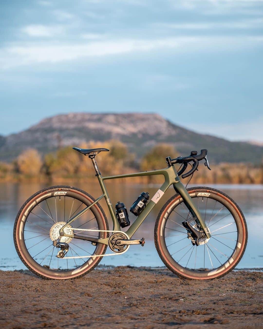 Zipp Speed Weaponryのインスタグラム：「We persist in creating the best event and keep working for a new edition that will set a new standard.  Today, during the ride, we stopped to show you not only the beauty of the place but also the privilege we feel riding this bicycle.   Thanks to everyone, and we look forward to seeing you in the next edition.  @gravelearthseries  #thetraka  #nonaturenofuture  #gravelearthseries   By @laufcycles  @zippspeed  @sramroad  @hutchinsoncycling   📸 @rsalanova   #gravel #gravelbike #gravelbike #gravelracing #graveladventure #gravelgrinder」