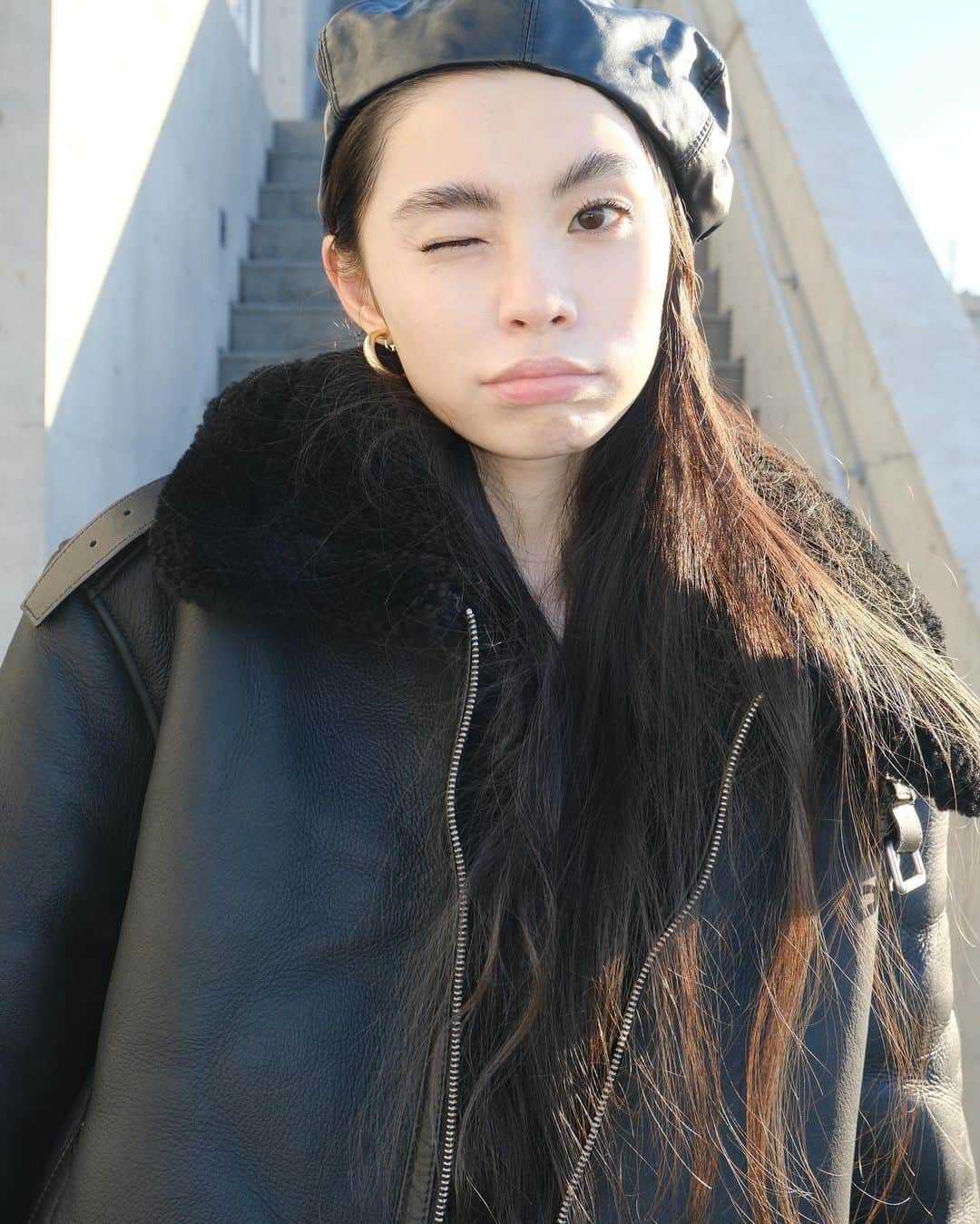 るうこさんのインスタグラム写真 - (るうこInstagram)「もう寒すぎて ファーコート、ムートンコート、ダウンきはじめました🖤  マーチンも初めてソール2倍のものをチョイス かわいい😢🖤  アウター　@cosstores_jp  キャミソール　@courreges  ブーツ　@drmartens_japan   #るうこ私服 #pr」11月15日 20時02分 - rororuko