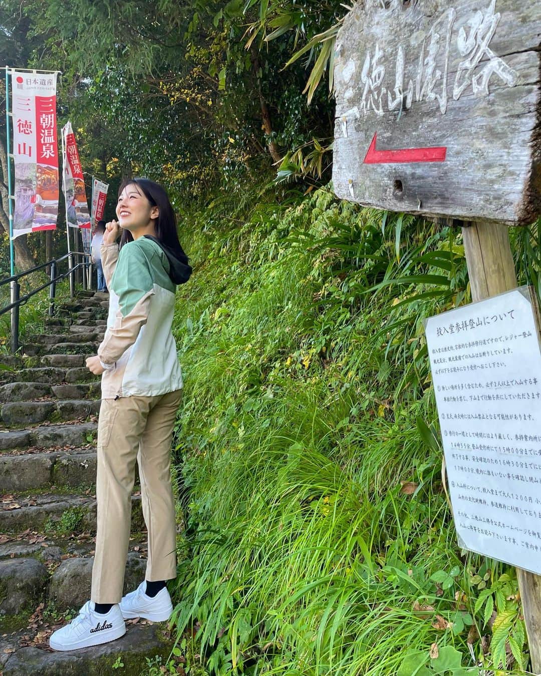 中西香菜のインスタグラム：「鳥取県に行った際に三徳山に登ってきました！  思ったよりハードだったけれど、最後まで登れて良かった！腕の筋肉鍛えられました🤣⛰️  高いところ怖いので、足がくがくしたけれど行って良かったなぁ🤝良い思い出です！！！  みんなコメント最近たくさんしてくれて嬉しい☺️ありがとうね🤭✨  #三朝温泉　#鳥取旅行　#温泉旅　#日本旅行　#バスガイド　#温泉　#トラベル　#鳥取　#鳥取旅　#露天風呂　#女子旅　#旅行  #旅　　#travel #Japan  #三徳山　#山登り　#三徳山投入堂  #登山　#⛰️ #山　#三徳山三佛寺」