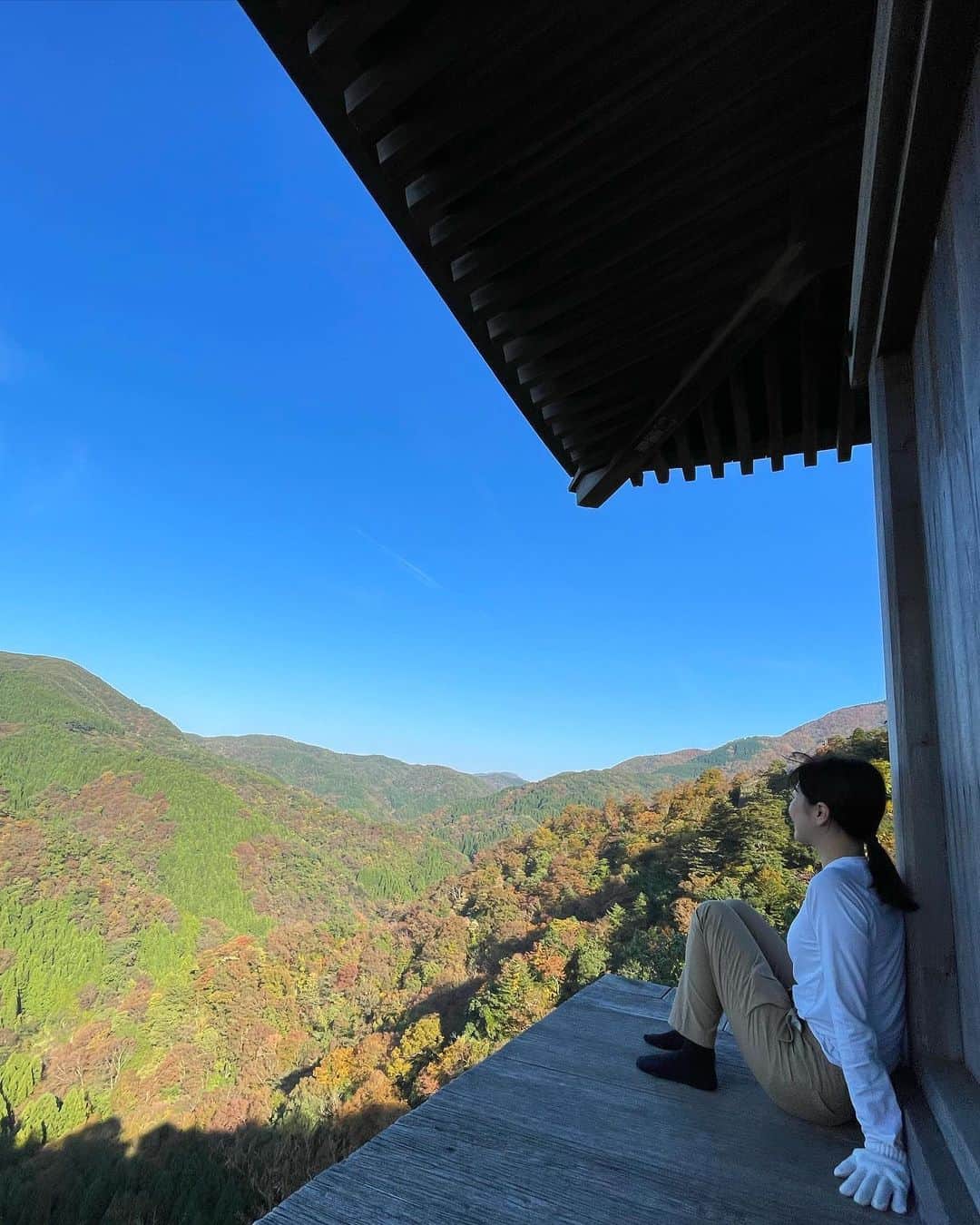 中西香菜さんのインスタグラム写真 - (中西香菜Instagram)「鳥取県に行った際に三徳山に登ってきました！  思ったよりハードだったけれど、最後まで登れて良かった！腕の筋肉鍛えられました🤣⛰️  高いところ怖いので、足がくがくしたけれど行って良かったなぁ🤝良い思い出です！！！  みんなコメント最近たくさんしてくれて嬉しい☺️ありがとうね🤭✨  #三朝温泉　#鳥取旅行　#温泉旅　#日本旅行　#バスガイド　#温泉　#トラベル　#鳥取　#鳥取旅　#露天風呂　#女子旅　#旅行  #旅　　#travel #Japan  #三徳山　#山登り　#三徳山投入堂  #登山　#⛰️ #山　#三徳山三佛寺」11月15日 20時02分 - nakanishi_kana_