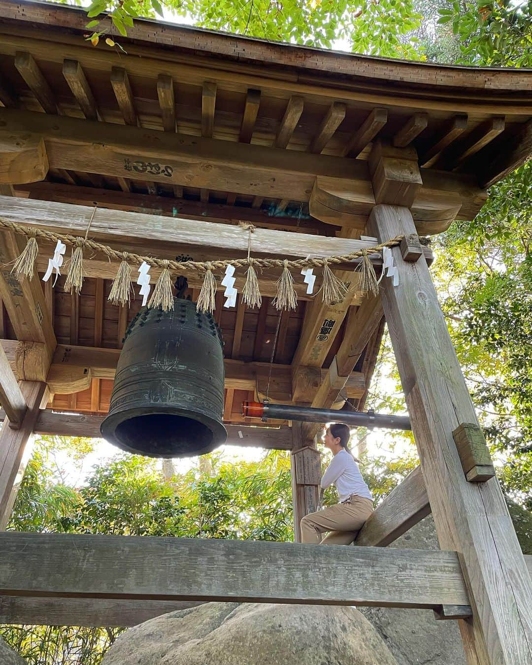 中西香菜さんのインスタグラム写真 - (中西香菜Instagram)「鳥取県に行った際に三徳山に登ってきました！  思ったよりハードだったけれど、最後まで登れて良かった！腕の筋肉鍛えられました🤣⛰️  高いところ怖いので、足がくがくしたけれど行って良かったなぁ🤝良い思い出です！！！  みんなコメント最近たくさんしてくれて嬉しい☺️ありがとうね🤭✨  #三朝温泉　#鳥取旅行　#温泉旅　#日本旅行　#バスガイド　#温泉　#トラベル　#鳥取　#鳥取旅　#露天風呂　#女子旅　#旅行  #旅　　#travel #Japan  #三徳山　#山登り　#三徳山投入堂  #登山　#⛰️ #山　#三徳山三佛寺」11月15日 20時02分 - nakanishi_kana_