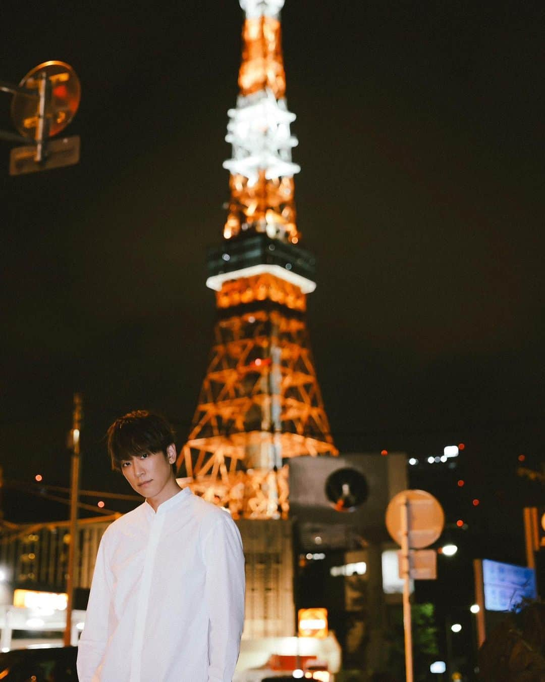 小山慶一郎のインスタグラム：「⁡ Dream of me.🗼 ⁡ Photographer / @shiro0503 Stylist / @kazuyamishima.tatanca Hair & Makeup / KEIKO Special Thanks / @bitekicom ⁡ #japan #tokyotower #japantrip #your_tokyotower」