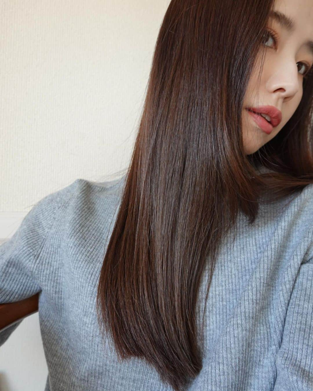 小嶋梨奈さんのインスタグラム写真 - (小嶋梨奈Instagram)「ヘアケア事情 とにかく多毛な私の髪。。 （適当にしてると肩幅を髪幅が上回り頭が歩いてるみたくなる。笑） 髪も乾燥が気になるこの時期に 新たにうれしい出会い。ヘアケアアイテム達。 @beautycity_tb のSEE/SAW 3種類ある中から自分の髪質に合わせて選べるのです。 私はとにかく、この毛量を少しでも収まりよくまとまった仕上がりにしたいので 〃BALANCE〃タイプに。  つるんとまとまり感もありつつ、でもふんわりとした柔らかさもあって、！ 嬉しくてブラシも入れてない状態で動画撮りました🫶（4枚目） 剛毛かつ多毛さんにこの感動伝わるといいな😂 香りにも癒されるのです〜。リピート決定。  BALANCE ▶︎シャンプー、トリートメント：根本から毛先までなめらかでしなやかな質感 アウトバス：動きの美しいスタイルに。柔らかく立体感を魅せるクリアな艶。  #タカラベルモント #seesawで艶髪 #pr」11月15日 21時00分 - corina_718