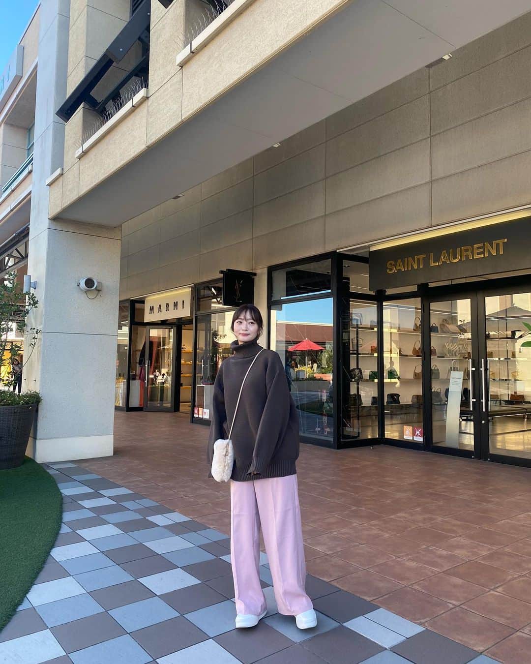 和田瞳さんのインスタグラム写真 - (和田瞳Instagram)「先日久しぶりに木更津アウトレットへ。 目当てはなくてお散歩がてらふらふらしてたのですが、vasicのバッグに一目惚れしてお迎えしました🥹 眺めているだけでときめきます、いいお買い物できたなぁ。 これからインスタに登場してくると思います〜  この日着てる @anap_official のニット初おろしなの、着心地いいしかわいい🤎 冬はハイネックがすきです。  knit : #anap pants : #GRL sneakers : #GU bag : #JILLSTUART . . . #PR  #タートルニット #タートルネックニット #anap #anapootd #anapコーデ」11月15日 19時57分 - hitogram0218