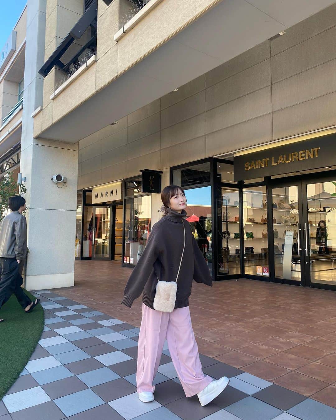 和田瞳さんのインスタグラム写真 - (和田瞳Instagram)「先日久しぶりに木更津アウトレットへ。 目当てはなくてお散歩がてらふらふらしてたのですが、vasicのバッグに一目惚れしてお迎えしました🥹 眺めているだけでときめきます、いいお買い物できたなぁ。 これからインスタに登場してくると思います〜  この日着てる @anap_official のニット初おろしなの、着心地いいしかわいい🤎 冬はハイネックがすきです。  knit : #anap pants : #GRL sneakers : #GU bag : #JILLSTUART . . . #PR  #タートルニット #タートルネックニット #anap #anapootd #anapコーデ」11月15日 19時57分 - hitogram0218