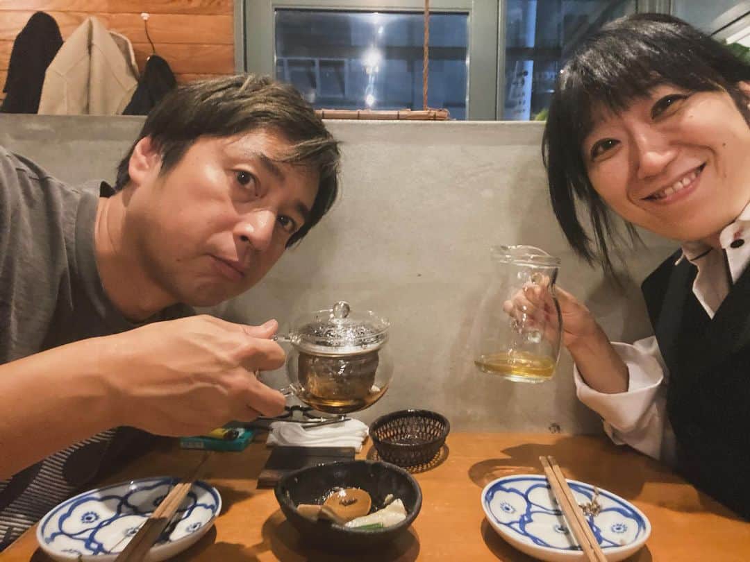 大宮エリーのインスタグラム：「徳井くんとスナックだよ〜 みてね 参加してみてね〜 21時から インスタライブなど アーカイブはないよ〜」