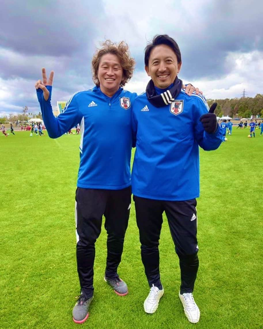 橋本英郎のインスタグラム：「【宝くじドリームサッカー】  今回はドリブルパートを岡野さんと一緒に担当。  野人ドリブルを教えてもらいました！！  試合は後半から出場して、みんなとボールを蹴る楽しさを改めて実感。  変わらず同級生が多く、楽しい時間でした。  p.s. その後の試合でやってみたけど野人ドリブル、全くうまくいかなかったわ笑 って言ってました笑  #橋本英郎  #広島 #広島サッカー  #庄原  #庄原市  #庄原が好き  #サッカー  #サッカー少年  #サッカー観戦  #サッカー部  #サッカースクール  #サッカー小僧  #サッカー女子  #サッカーキッズ  #サッカー選手  #jリーグ  #jリーグ好きな人と繋がりたい  #ｊリーグ  #兵庫サッカー  #明石サッカー  #明石サッカースクール」