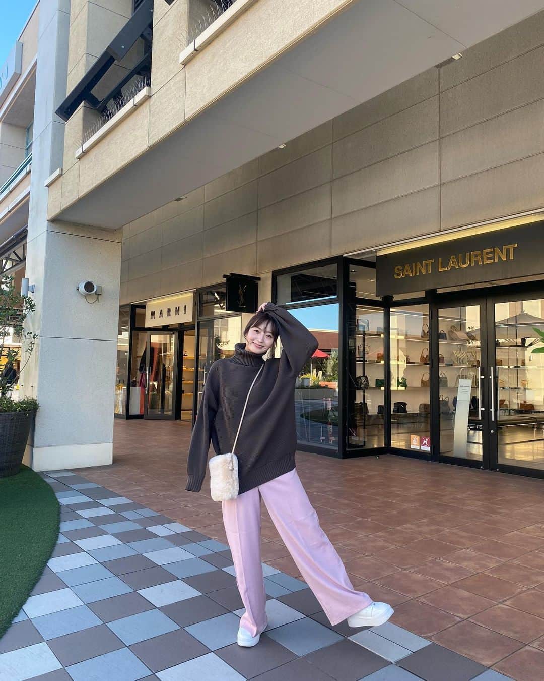 和田瞳のインスタグラム：「先日久しぶりに木更津アウトレットへ。 目当てはなくてお散歩がてらふらふらしてたのですが、vasicのバッグに一目惚れしてお迎えしました🥹 眺めているだけでときめきます、いいお買い物できたなぁ。 これからインスタに登場してくると思います〜  この日着てる @anap_official のニット初おろしなの、着心地いいしかわいい🤎 冬はハイネックがすきです。  knit : #anap pants : #GRL sneakers : #GU bag : #JILLSTUART . . . #PR  #タートルニット #タートルネックニット #anap #anapootd #anapコーデ」