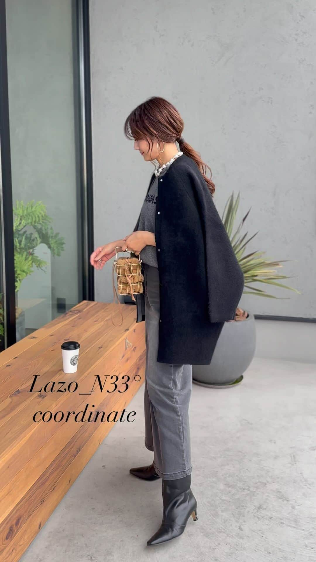 yoko178loveのインスタグラム：「#coordinate  gray×black  寒くなってきたからknit on knitの レイヤードコーデ  アイテムはオール @lazo_n33_official  どのお洋服も好みすぎて選ぶのに すごく迷ってしまうほど✨  ロゴニットにデニムスカートでグレーコーデ アウターはブラックにする事で コーデにメリハリを意識して🙌  ✔︎11/15〜19 ニットフェア実施中 1buy 10%OFF  2buy 15%OFF ぜひチェックしてみて下さい✨  #PR#lazon33#ラソエヌサーティースリー#大人カジュアル　#カジュアルコーデ #ロゴニット#デニムスカート #ロングブーツ #ニットコーデ #冬コーデ #fashion#casual」