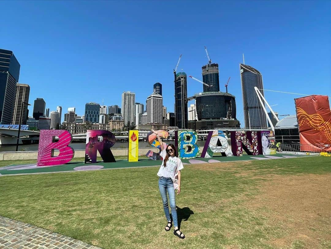 小林恵月さんのインスタグラム写真 - (小林恵月Instagram)「Hello Brisbane;))  🩷☀️🏝️🇦🇺 ・ 実は、コロナ前からずーーっと 気になっていたブリスベンに引っ越しました✨ ・ 1日の中に四季がある メルボルンの天気からも解放されて…🫢⤴️ １年ぶりに自分にも夏が来た〜 毎日太陽の光浴びているだけで 夏生まれの私は幸せです。☀️🫶 ・ それも理由の１つではあるけど、、、 留学中はたくさん挑戦したくて、 ブリスベンに引っ越すって決心して、 ４日後に無事引っ越しました。 留学に来る前は、こんなに行動力がなかったのに、 行動力の大切さをこっちでは学びました。(安全第一) こうやって無事に引っ越しができたのは、 メルボルンで出会った素敵なお友達たちのおかげです。 本当にみんな色々と教えてくれてありがとう😊感謝！！ 新しい環境でまた1から頑張ります！！ ・ #brisbane #brisbanecity」11月15日 19時59分 - ezuki_kobayashi