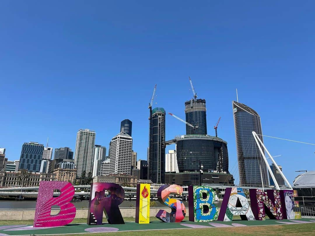 小林恵月のインスタグラム：「Hello Brisbane;))  🩷☀️🏝️🇦🇺 ・ 実は、コロナ前からずーーっと 気になっていたブリスベンに引っ越しました✨ ・ 1日の中に四季がある メルボルンの天気からも解放されて…🫢⤴️ １年ぶりに自分にも夏が来た〜 毎日太陽の光浴びているだけで 夏生まれの私は幸せです。☀️🫶 ・ それも理由の１つではあるけど、、、 留学中はたくさん挑戦したくて、 ブリスベンに引っ越すって決心して、 ４日後に無事引っ越しました。 留学に来る前は、こんなに行動力がなかったのに、 行動力の大切さをこっちでは学びました。(安全第一) こうやって無事に引っ越しができたのは、 メルボルンで出会った素敵なお友達たちのおかげです。 本当にみんな色々と教えてくれてありがとう😊感謝！！ 新しい環境でまた1から頑張ります！！ ・ #brisbane #brisbanecity」