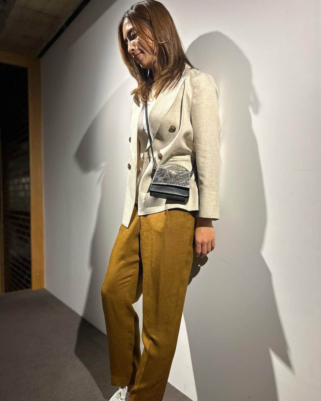 鮫島彩のインスタグラム：「⁡ ⁡ 先日デビューしたブランド『AROL』のバッグをプレゼントしていただきました👜✨ ⁡ 迷いに迷ったけれど、ちょっと冒険して『シルバー×黒』をセレクト！ カラーの組み合わせを自由に選んで、54通りのデザインが作れるそうです🥰 ⁡ ⁡ @arol_tokyo #arolmystyle #PR」