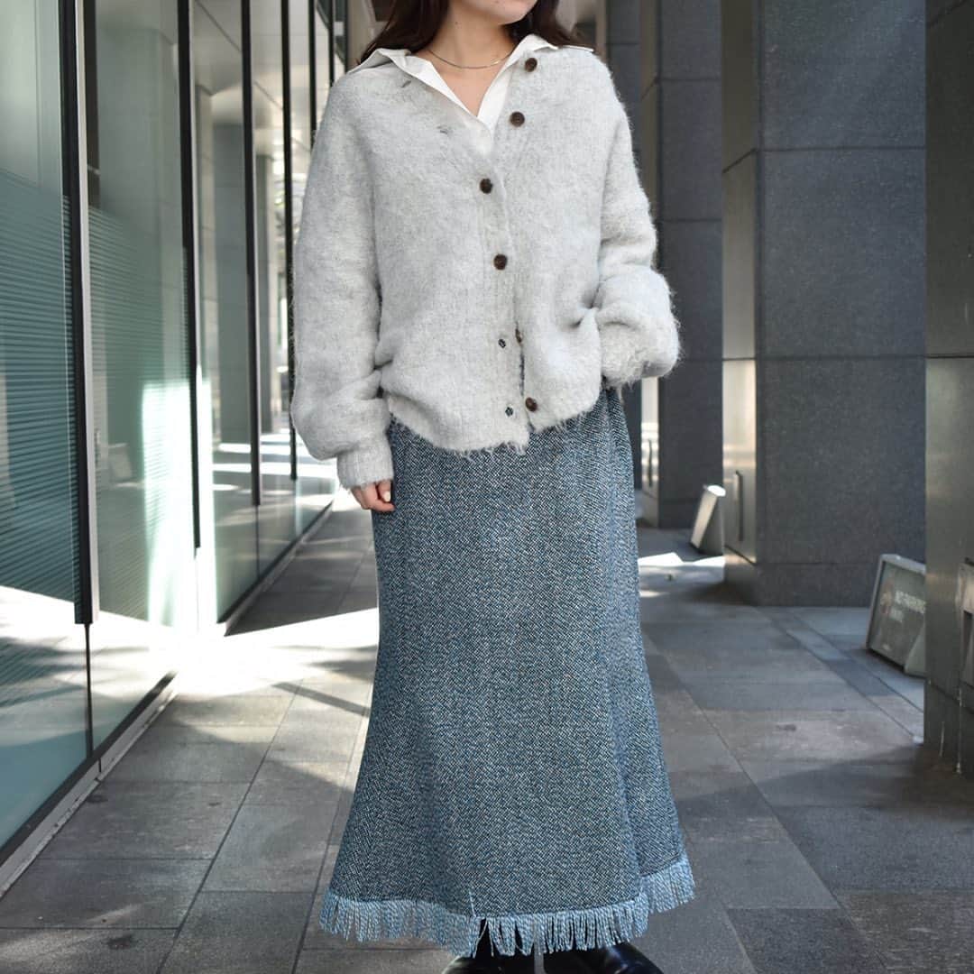 Rananのインスタグラム：「【 Staff Fashion 】 Rananスタッフのおすすめコーディネートをご紹介♪  ～ Staff コメント ～ シャギーカーデを使ったハンサム女子コーデ◎ トレンドのシャギーのふわふわカーデは 淡いグレーがかったオフホワイトで、高見江するカラーです♡ スカートはヒップラインは身体に添ってきれいなラインを演出します。  身長：155㎝  秋物新作も発売中🍁 　 トレンドを抑えたアパレルスタッフのコーディネートを ぜひ参考にしてみて下さい✨ 　 　 ------------------------------------------------ 　 　 着用している商品詳細は画像をタップして出てくる商品タグ orプロフィールのURLからご確認ください💙 ▶▶▶@ranan_official ※公式サイトでもスタッフコーデをご確認頂けます♪ 　是非CHECKしてみて下さい✅ ------------------------------------------------ 　 　 STYLE SHARE 募集中！ Rananのアイテムを取り入れてコーデを投稿してください💌 ハッシュタグは『#rananstyle』 みなさんのコーディネートを楽しみにしています＊ 　 　 　 #ranan #ラナン #大人コーデ #大人ファッション #大人ファッションコーデ #トレンドコーデ #トレンドアイテム #きれいめコーデ #きれいめファッション #秋服 #秋服コーデ #秋服コーディネート #冬服 #冬服コーデ #冬服コーディネート #olの日常 #ワーママの日常 #ワーママコーデ #スタッフ #スタッフコーデ #着回し #着回しコーデ #カーディガンコーデ #シャギーニット #スカートコーデ #マーメイドスカート #ツイードスカート」