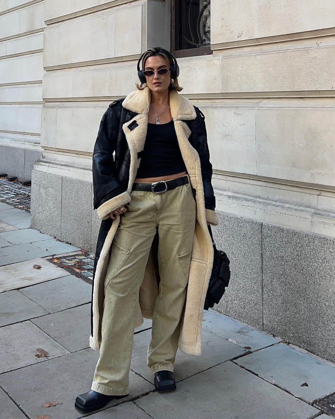 トップショップのインスタグラム：「It’s cold outside.   #Topshopmuse @ellenbrockygirl wears oversized aviator coat [127554450] + oversized pocket acid wash trousers [132253354] + ruby leather boot [132339334]」