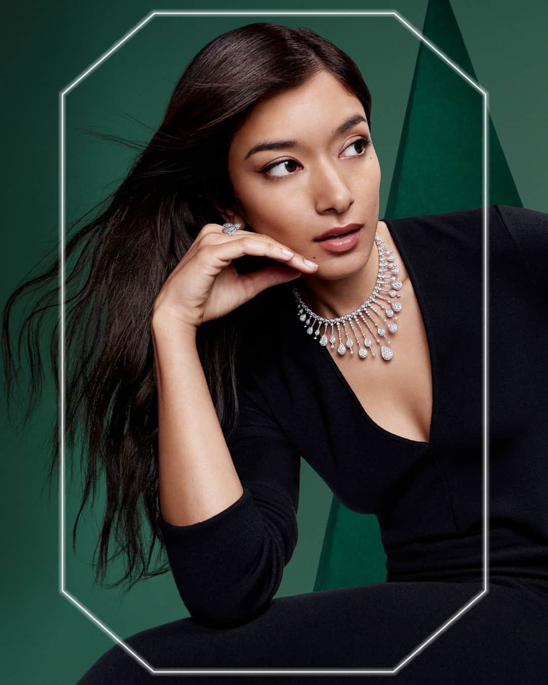 ブシュロンのインスタグラム：「Have you heard? Boucheron's party guest, Rola, is on her way. And she didn't forget to bring the Christmas tree.⁣ ⁣ @Rolaofficial ⁣ ⁣ #EmeraldEnchantment⁣ #BoucheronHoliday ⁣ #Rola」