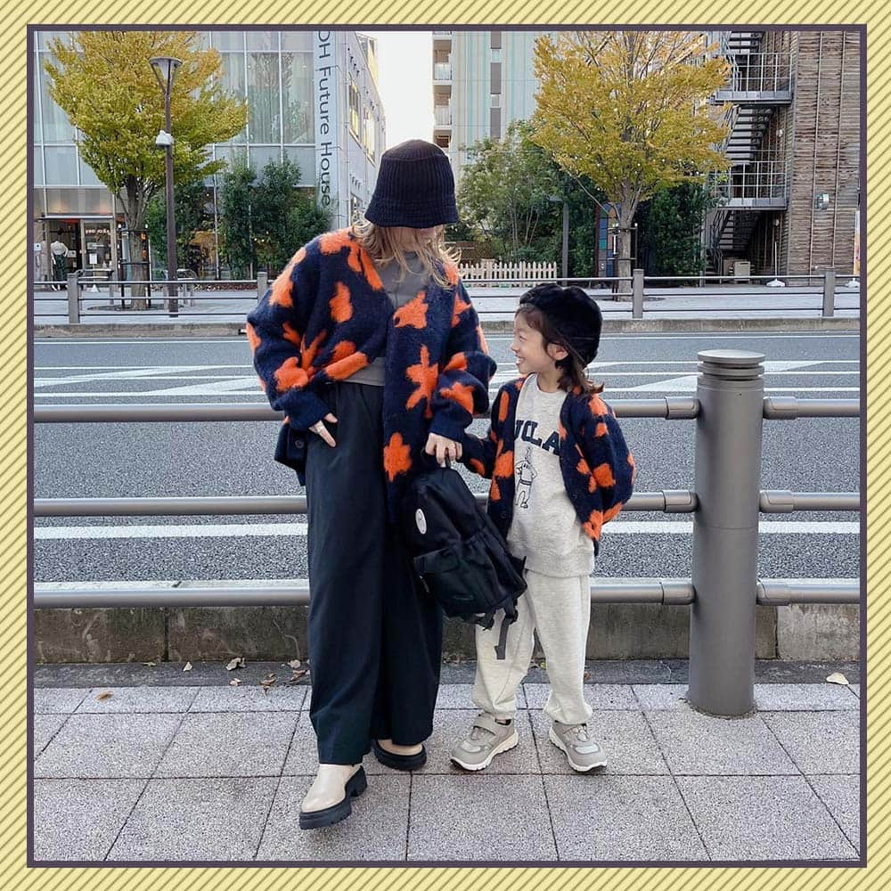 mamagirl ママガールさんのインスタグラム写真 - (mamagirl ママガールInstagram)「@mamagirl_jp  秋の定番、オレンジコーデ🍊🧡 男の子も女の子も着こなしやすいカラー✨ 紅葉ピクニックにもおすすめですよっ😊  @maaaa_rieee さんの投稿を引用させていただきました✍️ ・・・・・・・・・・・・・・・・・・・・・・ オレンジリンクの日🧡  ☑︎アルパカタッチデザインニット ☑︎キルティングタイトスカート ☑︎ハンドメイドピアス  袖フレアニットにキルティングのスカート 柔らかニットでチクチクしなかったよ☺️ ・・・・・・・・・・・・・・・・・・・・・・ photo by @maaaa_rieee @sayuuuu617 @sorsnd_camp @mi_stagram___   素敵なお写真ありがとうございます☺ 『ママガール』ではオシャレも子育ても楽しみたいママさんに向けて発信中✨ @mamagirl_jp や #mamagirl のタグ付けをして下さった投稿からも紹介しております。  是非、タグ付けやハッシュタグをつけて投稿してみてください🌷  #mamagirl #ママガール #こどものいる暮らし #赤ちゃんのいる暮らし #丁寧な暮らし #シンプルな暮らし #おうち遊び #おうち時間 #親子コーデ #親子リンクコーデ #リンクコーデ #男の子ママ #女の子ママ #トレンドコーデ #家族コーデ #家族リンクコーデ #家族リンク #オレンジ #オレンジリンク #カラーリンク #カラーリンクコーデ #秋コーデ」11月15日 20時00分 - mamagirl_jp