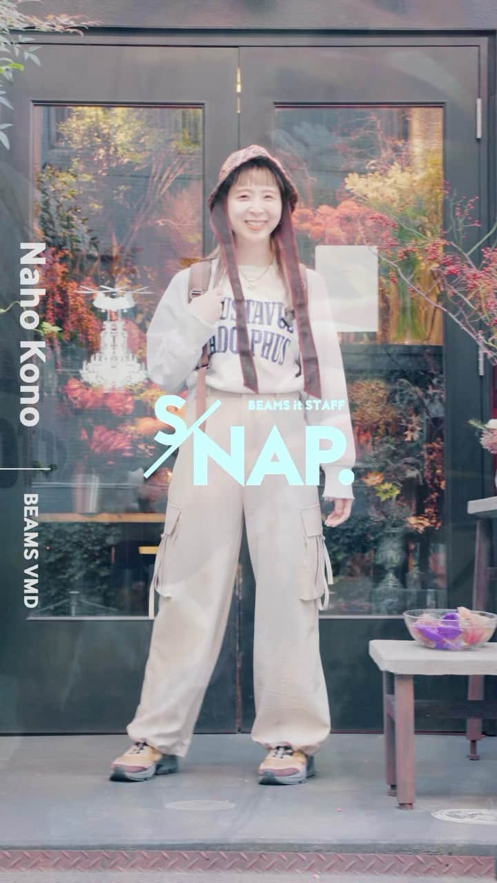 ビームスのインスタグラム：「… s/NAP. BEAMS it STAFF 毎月1日、15日更新！BEAMSスタッフによる、独自のスタイリング。 #beams_it_staff   Vol.25 Naho Kono（VMD） @nahoppen  【Day.1】 エレガントなキャミワンピに、好きなウエスタンテイストを取り入れたコーディネートです。羽織や小物はブラウンで纏めてワンピースのイエローが引き立つように。フリンジや花の刺繍など、ヒッピーなアイテムが持つ陽気なムードが好きで、つい集めてしまいます。  vest：USED jacket：Ray BEAMS one-piece：RBS tops：USED pierced earrings：TEN. necklace：USED bracelet：vintage CELINE boots：Tony Lama  【Day.2】 気持ちが明るくなるビビットカラーなニットのピンクを拾ってワンピース、スニーカーに取り入れたカラーマッチコーディネートに。一見フェミニンな中に、スポーティなスニーカーで外したのもポイントです。  tops：Ray BEAMS one-piece：USED necklace：Foundry Mews bracelet：vintage CELINE pierced earrings：TEN. shoes：NIKE  【Day.3】 オフの日はとにかく楽でリラックスできるスタイルが好きなので、スウェットとゆったりパンツをチョイス。花のモチーフが入ったハットに実はスニーカーにも花モチーフが、、、とにかく花が好きですね（笑）  tops：USED pants：Ray BEAMS hat：SASQUATCH FABRIX. pierced earrings：TEN. bracelet：vintage CELINE bag：GREGORY × BEAMS BOY shoes：P.A.M. × PUMA  location：@matilda_flower  【洋服に対するマイルール】 コーディネートに色物を取り入れることが多いので、カラーバランスは気を遣います。色がうるさすぎてもダメ、少なくても物足りない。可愛いコーディネートはその日の気分を高めてくれるのでとっても大事！ 予定が決まると何週間前からでもコーディネートを考えちゃいます。  【オフの日の過ごし方】 家に生花を飾ることが好きなので、季節のお花を買いにフラワーショップに立ち寄ることが多いです。あとはもっぱら推し活に精を出していて、週1でアイドルの劇場に通っています。推しの“キラキラ一生懸命な姿”にいつも元気を貰って「よし明日からも頑張ろう！」と思える大切な存在です。  @ray_beams_official @beams_boy_official #raybeams #beamsboy #beams #レイビームス #ビームスボーイ #ビームス」