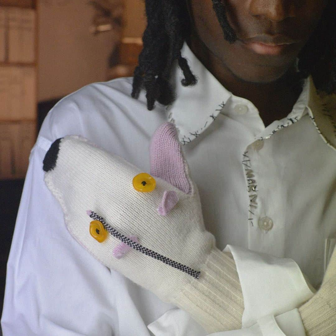 マルニのインスタグラム：「Terry is wearing a white shirt with Bead Mending and white mouse puppet mittens from Marni's Festive Marvels, envisioned by creative director Francesco Risso @asliceofbambi. The collection, captured by the versatile artist Patrick Welde, features ready-to-wear, leather goods and accessories, which awaken in the daily life of the people living in Paris, the ideal location for the tireless pursuit of happiness.  The collection is rolling out online and in stores.   Photography & Styling: Patrick Welde @patrickwelde Hair: @aurelienhairstylist Model: Terry at Newmadison」