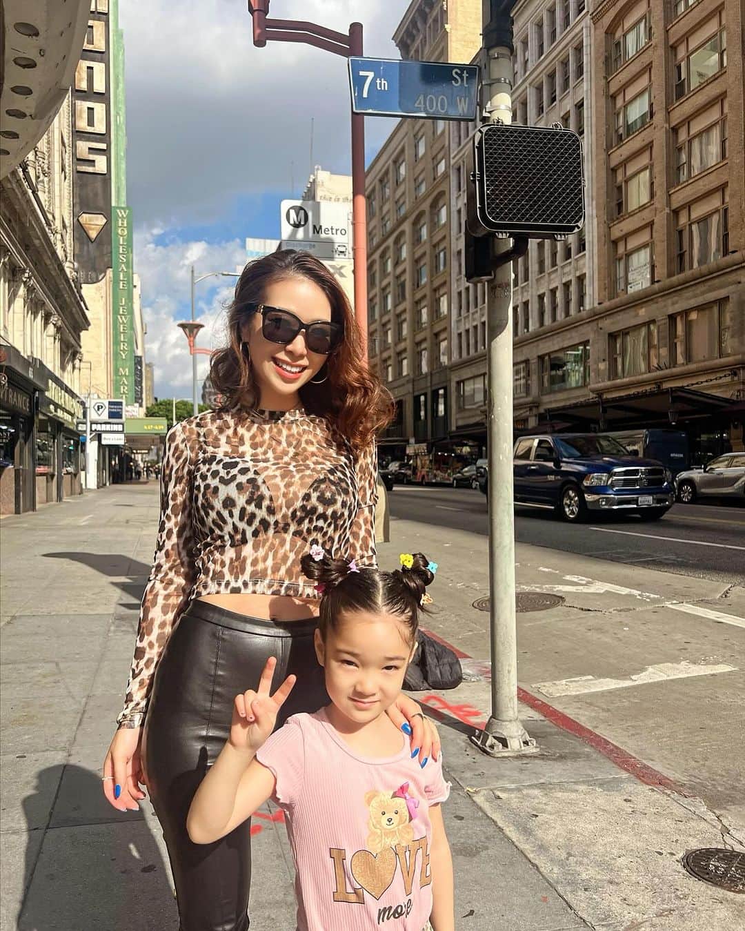 紅蘭のインスタグラム：「LAにBrosky jewelry買い付け🇺🇸 娘も毎度出張についてきてくれてます！いつもありがと♡ 英語も全く困らずペラペラ話せるようになり、より楽しんでる！！  まもなくHolidayシーズンも来て jewelryが欲しくなる時期💎 クリスマス前までに販売できるよう動いてます！ 今年も可愛いアイテムが沢山ありそう！  遂に！！！！この季節が…  🦋BROSKY＋αMO🦋 冬仕様BROSKY美容液 発売決定致しました！！  発売日時 明日11月16日(木)  朝9:00〜 夜21:00〜 期間限定、数量限定商品に なりますのでお早めに❄️  毎年、この時期限定で発売する 大人気の冬仕様 BROSKY美容液！  今のBROSKY美容液＝万能美容液に、この乾燥する季節に欠かせない最高ランクの成分を＋αで配合しています。  とにかく高保湿！という コンセプトを中心に、他にも 乾燥予防・抗炎症・エイジングケアにも効果の期待できる成分をプラスした BROSKY美容液＋α MO！ まさに今の寒くて乾燥する時期に ぴったり！ 冬向きのBROSKY美容液！  ヒト(サイタイ血/間葉系)幹細胞順化培養液５０％はもちろん、 チューベロース多糖体、ナイアシンアミド、ヒアルロン酸Na、メドウファーム油、スクワラン、マカデミアナッツ油、等様々な美肌成分を配合しました。  改めて ↓特に注目した成分を紹介するね！↓  🦋チューベロース多糖体🦋 「チューベローズ(月下香)」という花から丁寧に抽出した希少な成分です。 乾燥、ひび割れ、肌荒れの予防や 改善、寒冷・乾燥などの刺激から保護する効果が高く、今回の冬仕様BROSKY美容液においてとても大切な成分です。 その優れた保湿力はヒアルロン酸の10倍とも言われており、皮膚に薄い皮膜を形成し、肌をなめらかにすると同時に寒さや乾燥からお肌を守ります。 また、角質層の深層部まで有効成分を届けるので保湿効果が長時間継続します。   🦋ナイアシンアミド🦋 ビタミンB3の一種で、お肌の蓄積した紫外線ダメージに効果的です。 メラニン色素の生成を抑えるため肌の色素沈着が目立ちづらくなり、美肌・エイジングケアには欠かせない美容成分です。 また、お肌へたくさんの コラーゲン生成を促しシワ改善も期待されます。 ナイアシンアミドの抗炎症作用は、 ニキビや吹き出物・赤ら顔・火照りなどのお肌トラブルを改善させる効果が期待できます。  🦋スクワラン🦋 この成分は人の皮脂中に含まれているうるおい成分です。 皮脂量は年齢とともに減っていきます。それに伴ってスクワランの量も減少していきます。 特に女性の場合は、25歳頃を境に 急激に減っていくと言われています。 スクワランが減少すると紫外線や ほこりなどの刺激に負けやすいお肌になってしまい、保湿力も低下するため肌トラブルが起きやすくなり、 シワやシミなどができやすくなります。 そこで外部からスクワランを補給することにより体内の水分をそのままの 状態で閉じ込めて、みずみずしいお肌をキープでき正常な状態を維持するので、シミやシワの改善や予防をすることができます。 また、古い角質を落としお肌を柔らかく保つ効果があるので、スクワランはとても大切な役割を果たします。  🦋マカデミアナッツ油🦋 人の皮脂に近い成分でできているため浸透力が非常に高く、肌につけるとすぐになじみ吸収します。 乾燥肌への保湿に素早く効果を発揮するので冬場の乾燥対策に最適です。  また、マカデミアナッツ油は ”若さの脂肪酸” と言われる「パルミトレイン酸」が多く含まれているためアンチエイジングにもとても優れたオイルです。 「パルミトレイン酸」は高い抗酸化作用があり、人の皮膚にも含まれていますが加齢とともに減少していきます。 これを外部から補給することで、 老化を食い止める働きや お肌の弾力再生・修復が期待でき、 老化肌や乾燥肌のアンチエイジング　効果が期待できます。  ⚫︎成分説明に関してはオンラインより引用させていただきました。  長くなりましたが、 明日の発売お楽しみ🦋 通常の美容液をご使用頂いたことが ある方やストーリーで動画を見て頂けた方は分かると 思いますが、かなりとろみがある美容液になります！  #紅蘭 #brosky美容液 #brosky美容液＋αMO」