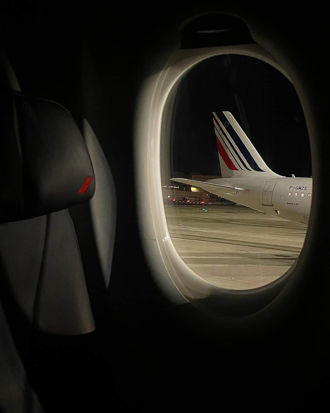 エールフランスのインスタグラム：「Focus on the details 🔍  #airfrance #airplance #aviation #travel #a220」