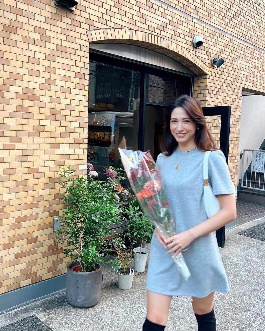 ジュリア・ミナトヤのインスタグラム：「素敵な色のダリアを買いました♡  毎日綺麗な水に変えないと 一瞬で枯れていってしまう  美しさは育てること🌹 努力なくして、だね。」