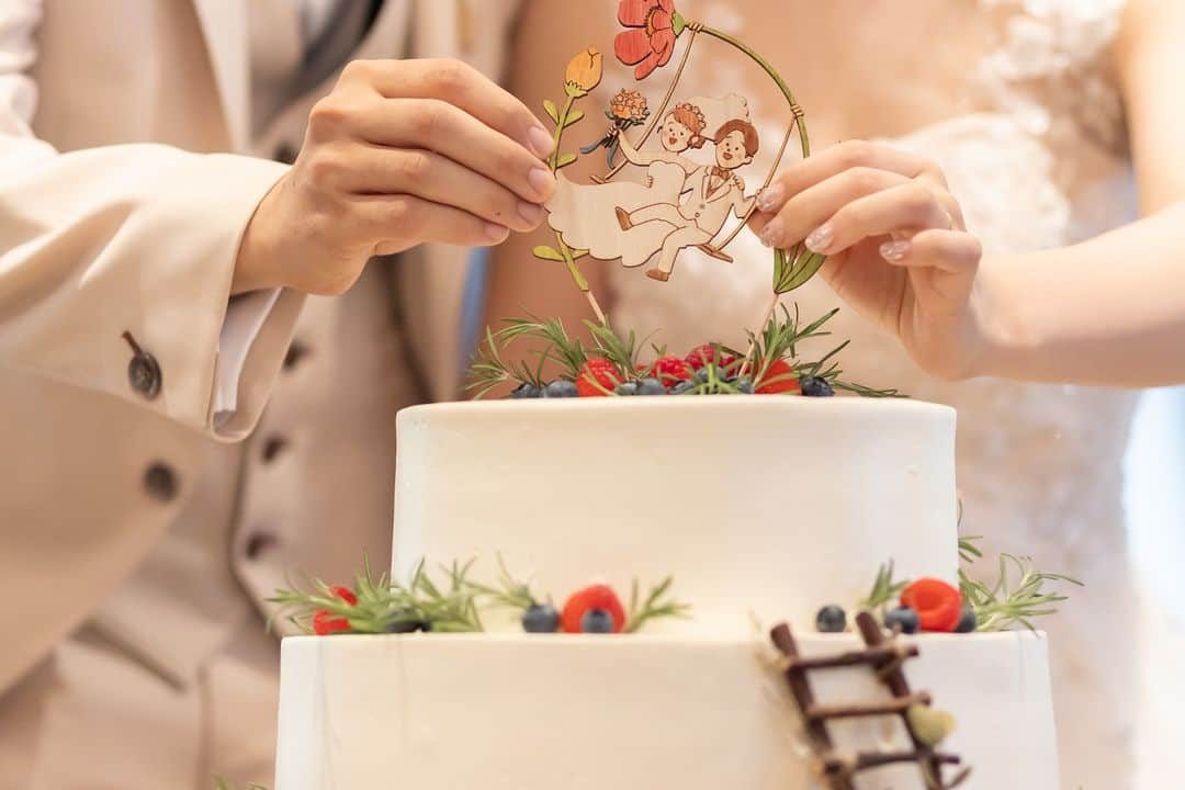 BARN&FOREST148のインスタグラム：「#100年後も語り継がれる結婚式 ・ ・  original cake‼  ブライダルフェアのご予約やお問合せは InstagramのDMでも承っております*  #ウエディングケーキ #ウエディングケーキデザイン #フルーツケーキ #千葉花嫁 #ナチュラルウエディング #バーンアンドフォレスト148 #148cafe #ガーデンウエディング #barnandforest148 #卒花嫁 #プレ花嫁 #千葉結婚式 #バーンウエディング #barnwedding #weddingcakedesign #ラスティックウエディング #バーンアンドフォレスト #ガーデン挙式 #weddingcake #ケーキ #148花嫁 #流山おおたかの森 #千葉結婚式場 #結婚式場 #weddingcakesideas」