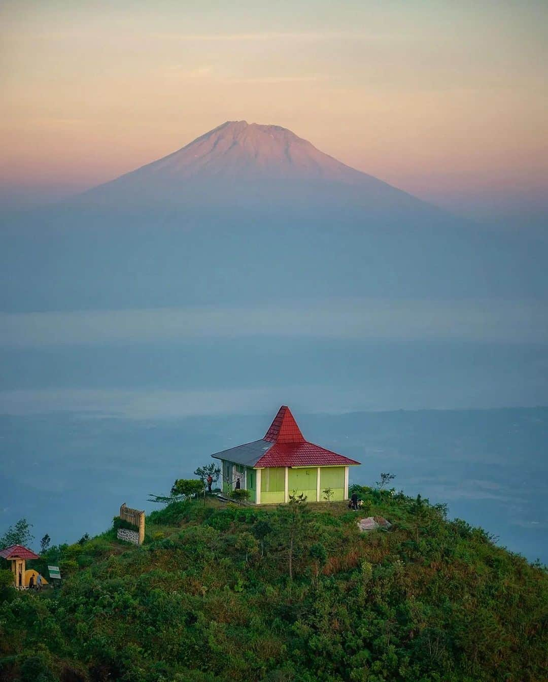 FUJIFILM INDONESIAのインスタグラム：「Menyelami pesona alam yang abadi di Puncak Gunung Andong dengan sentuhan keindahan dari kamera dan lensa Fujifilm.   Setiap detail terabadikan dalam kejernihan warna, mengundang perasaan dalam suasana yang tenang dengan paduan kamera Fujifilm X-T10 dan lensa Fujinon XF55-200mmF3.5-4.8 R LM OIS  Siapa yang pernah memotret di tempat ini?  Captured by @adityakurniawanpp Lens Fujinon lensa Fujinon XF55-200mmF3.5-4.8 R LM OIS  #XT10 #XT10_id #XF55200F3548RLMWR #Fujifilm_id #FujifilmIndonesia」