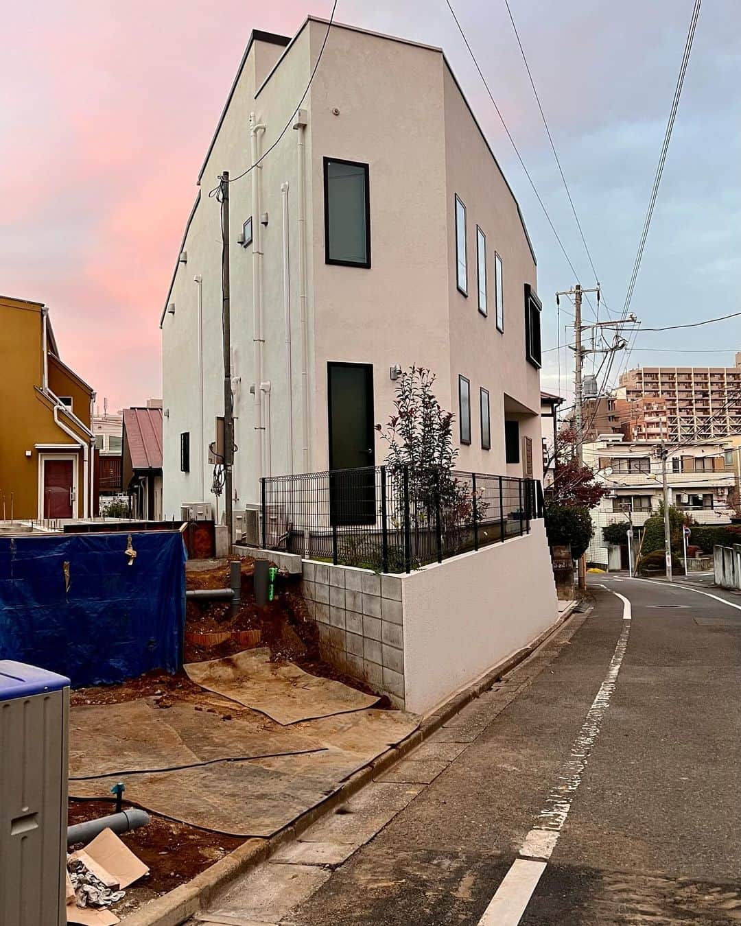 渡辺達生のインスタグラム：「2023.11.15…七五三の日。 最近の我が家の近くは古い家が分割されて家が建ち新しい街になりつつあります。今日は夕方になってやっと晴れ、柔らかな光が新しい家を照らしてました。 #tatsuowatanabe」