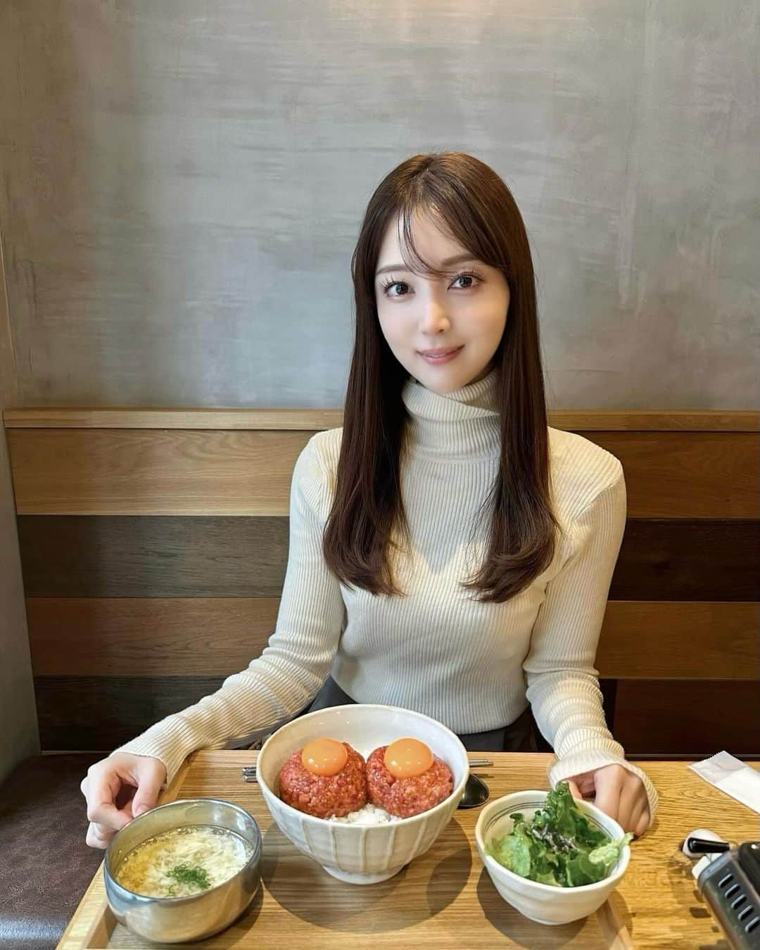 麻亜里のインスタグラム：「恵比寿ランチ🍚 ユッケ丼が美味。 パンチ効いてて美味しかった🤤  ニンニク強いのでその後の用事に注意！  ZARAのスコートは中がパンツになっていて楽ちん。 商品番号:5427/407」